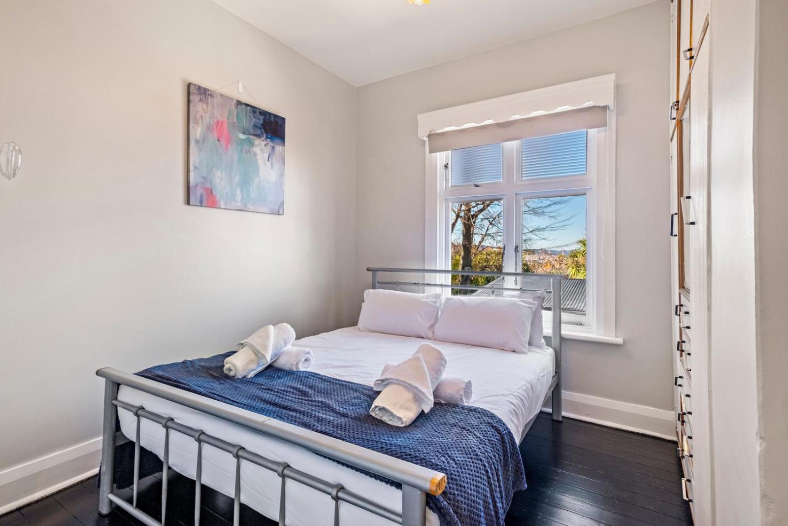 Lovely 2 bedroom apartment - easy walk to the CBD