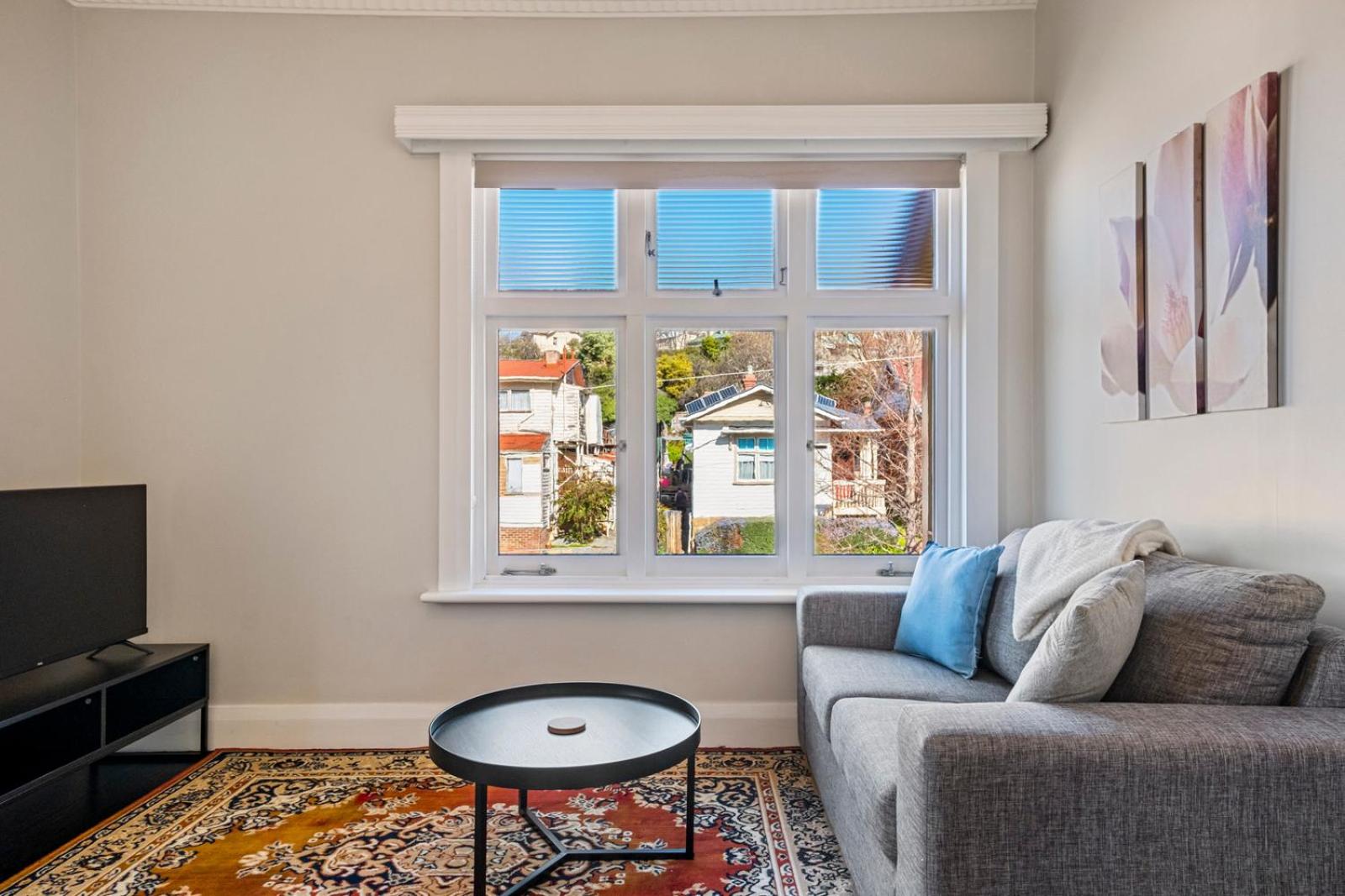 Lovely 2 bedroom apartment - easy walk to the CBD