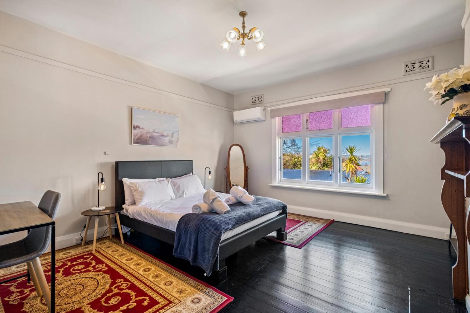 Lovely 2 bedroom apartment - easy walk to the CBD