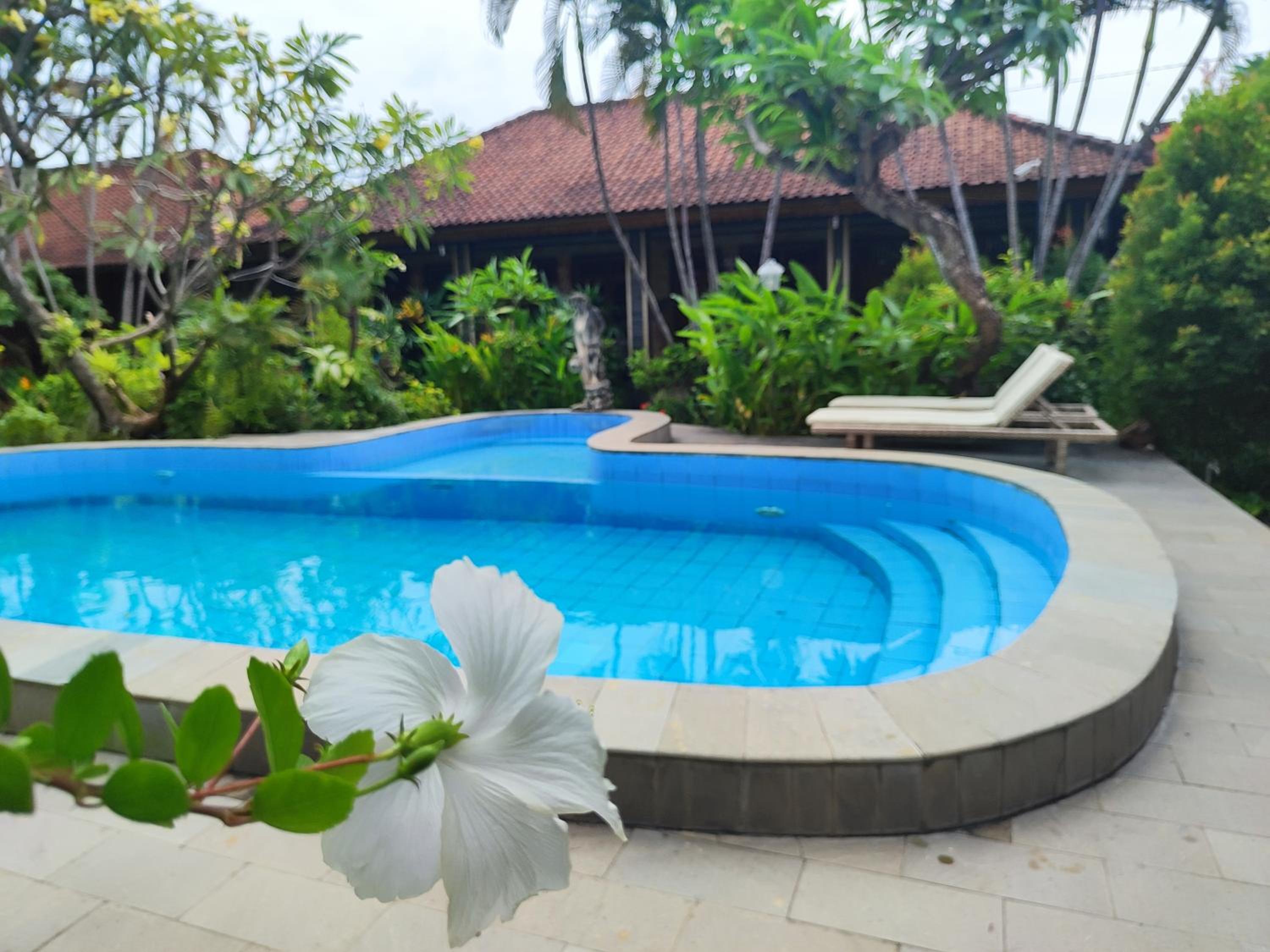 Adus Beach Inn