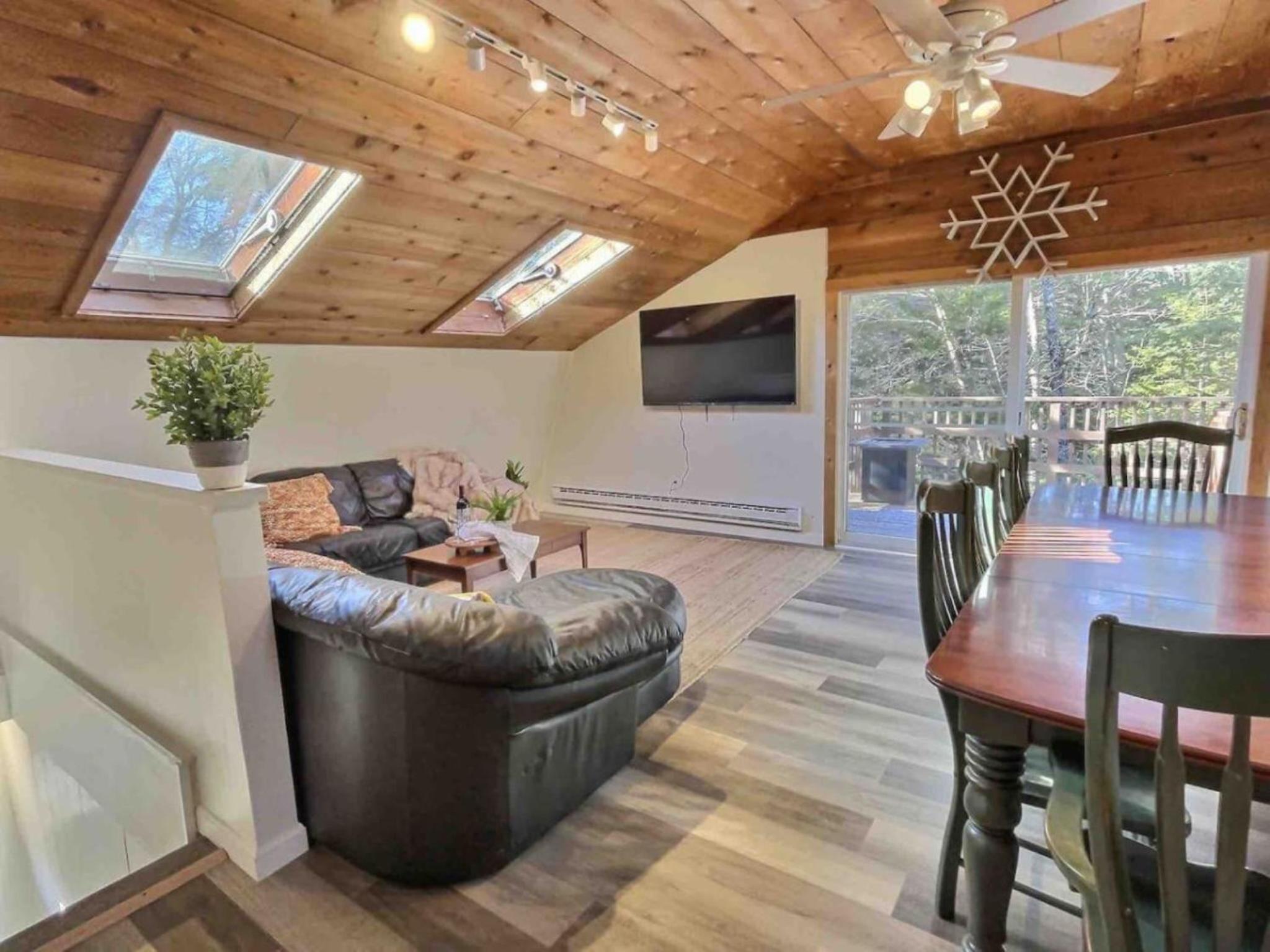 HappyCub- AC, Hot Tub, Fire Pit, Game Room! view 5