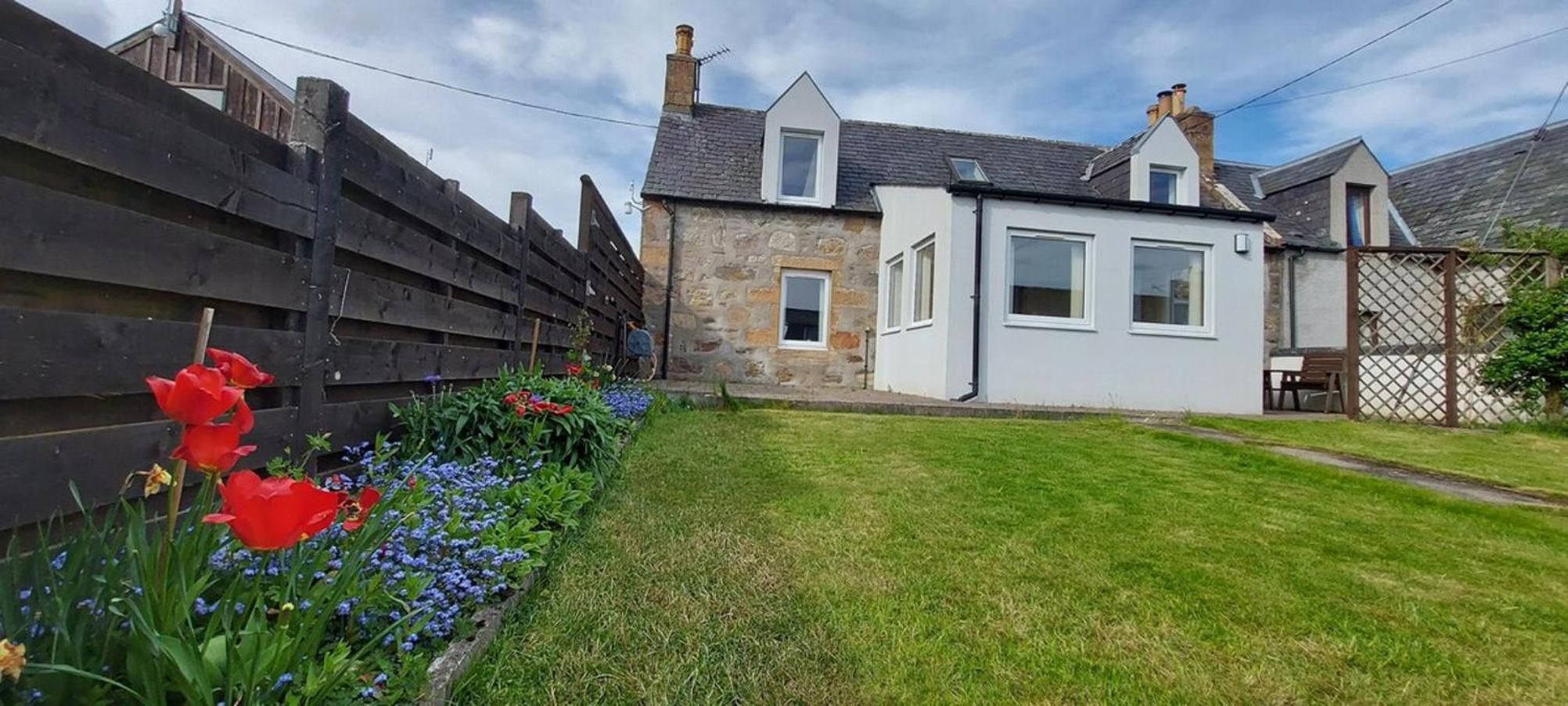 Spacious 3BR Cottage - Parking,Garden - Sleeps 6 view 3