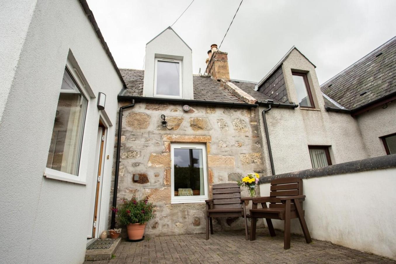 Spacious 3BR Cottage - Parking,Garden - Sleeps 6 view 5