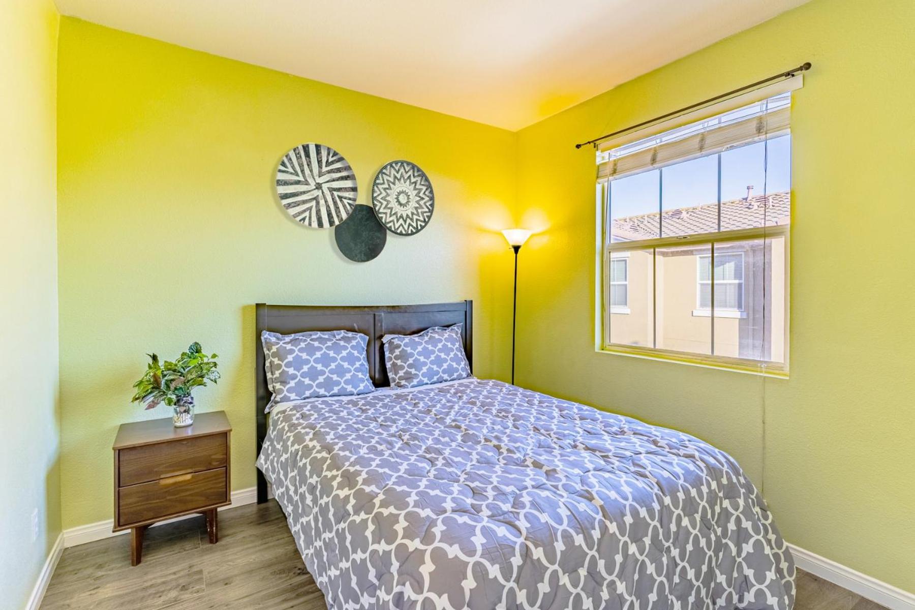 Entire Private 3-Bedroom Townhouse with Garage Parking near San Diego Gaslamp