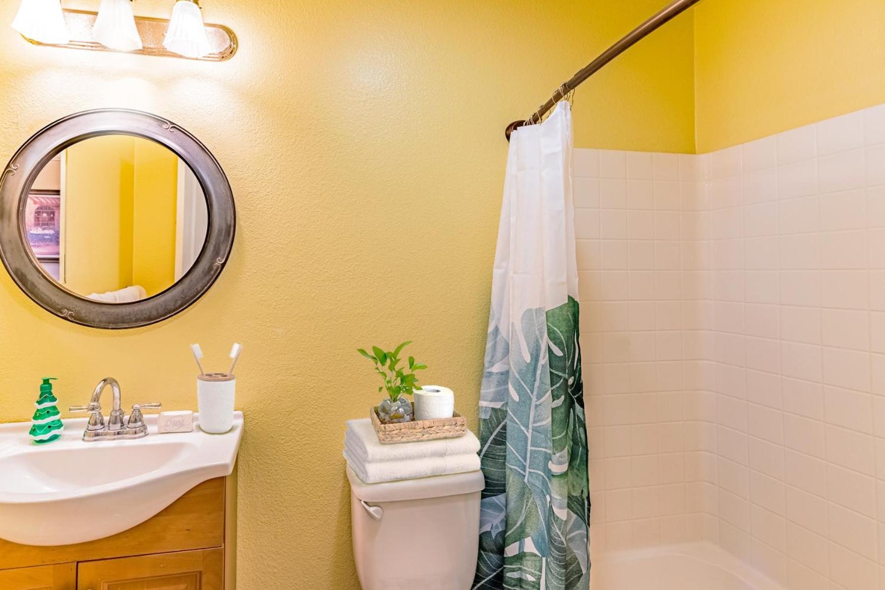 Entire Private 3-Bedroom Townhouse with Garage Parking near San Diego Gaslamp