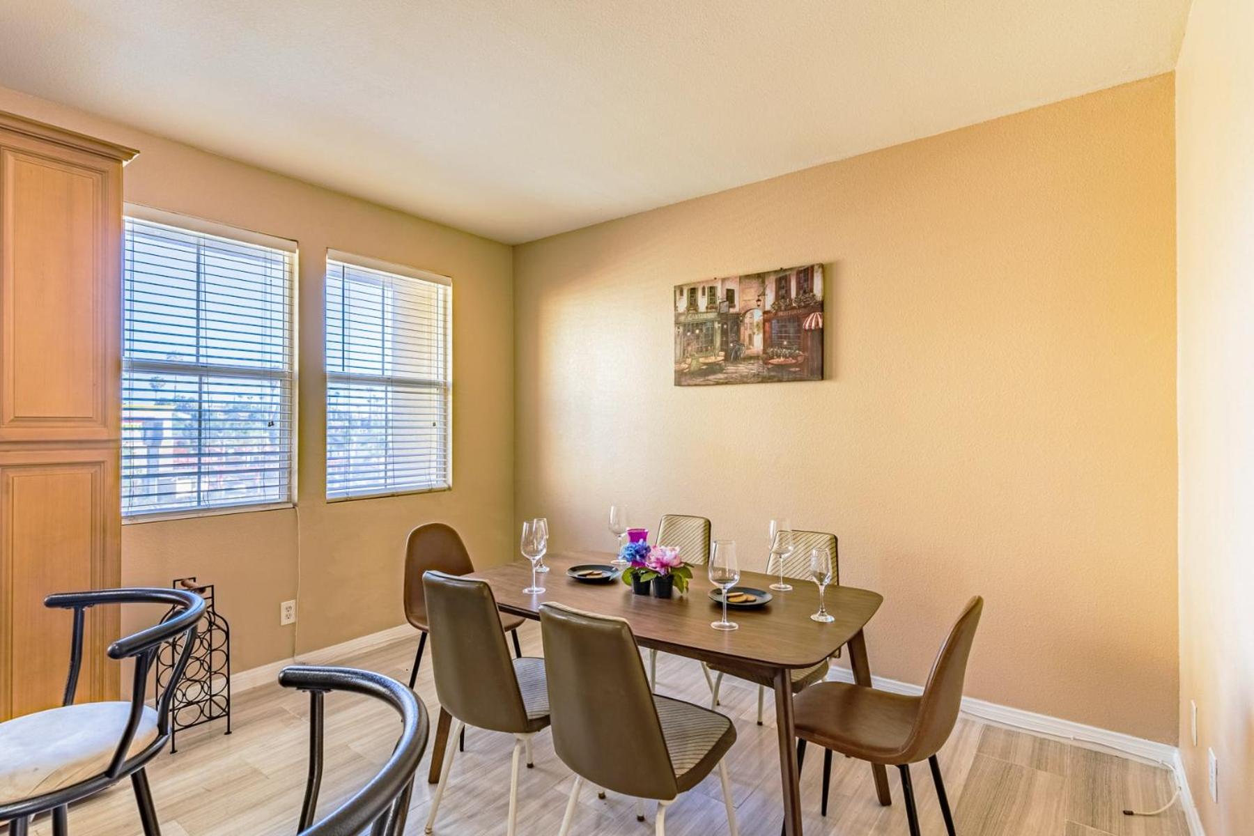 Entire Private 3-Bedroom Townhouse with Garage Parking near San Diego Gaslamp