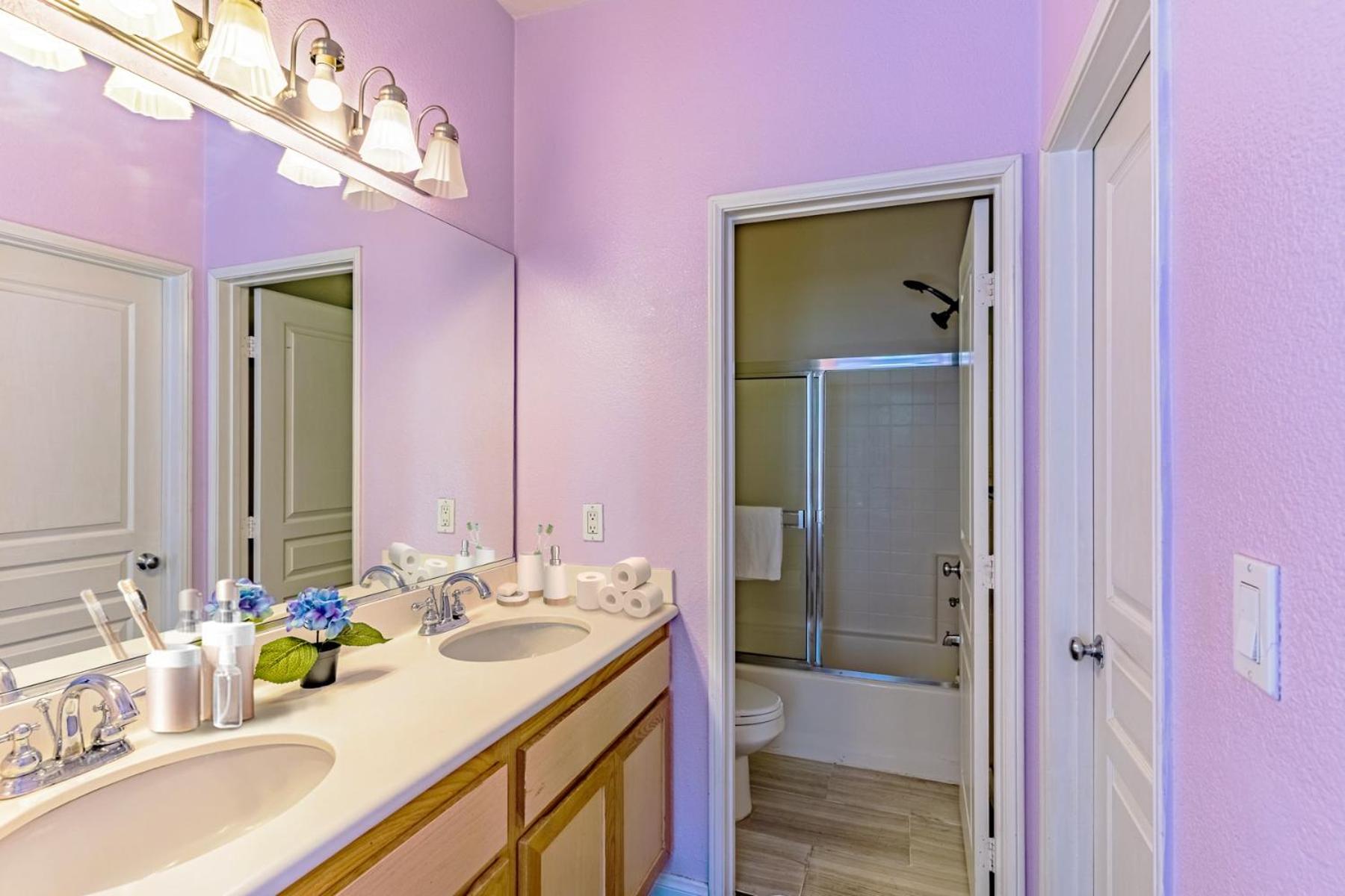Entire Private 3-Bedroom Townhouse with Garage Parking near San Diego Gaslamp