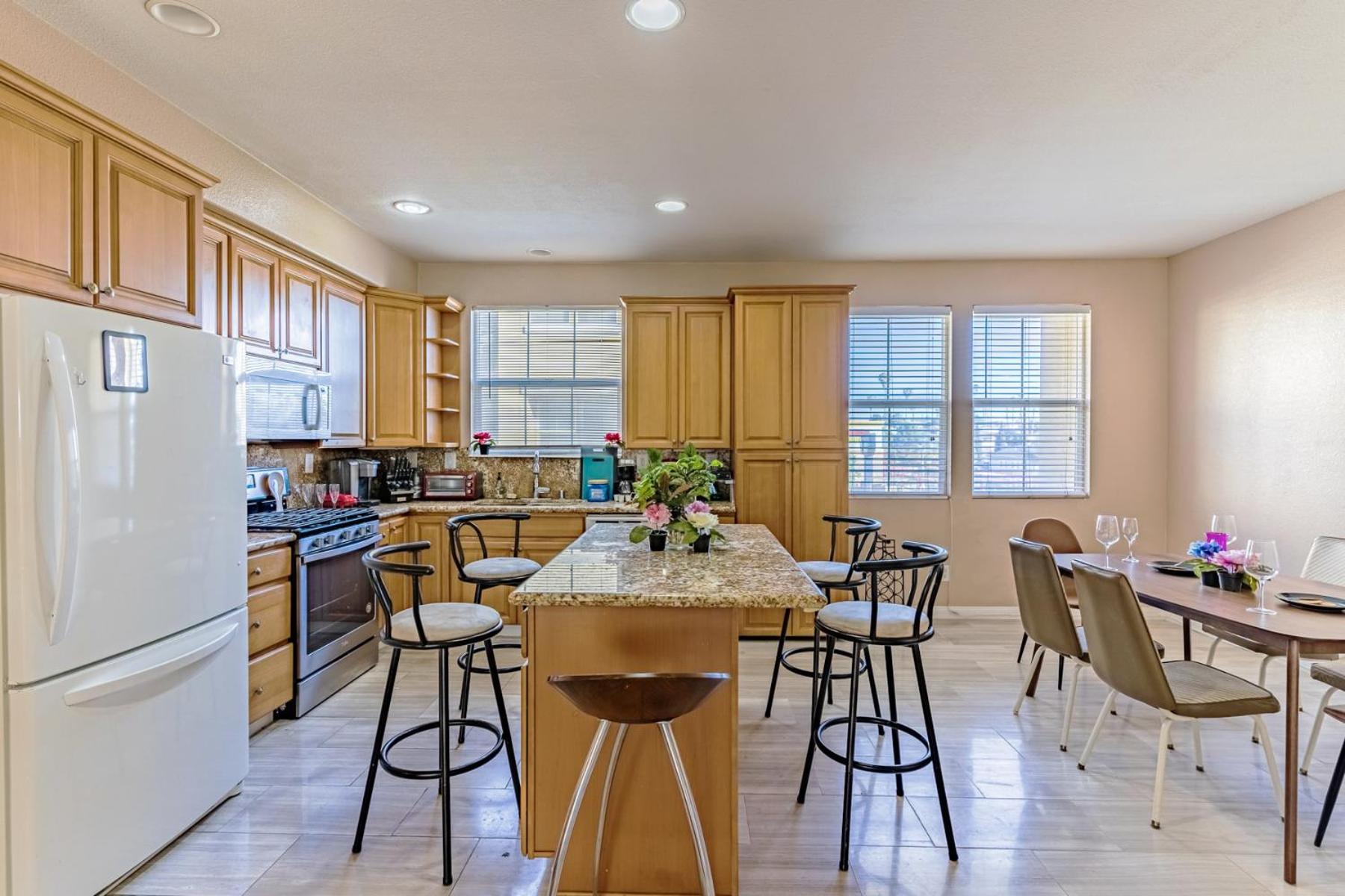 Entire Private 3-Bedroom Townhouse with Garage Parking near San Diego Gaslamp
