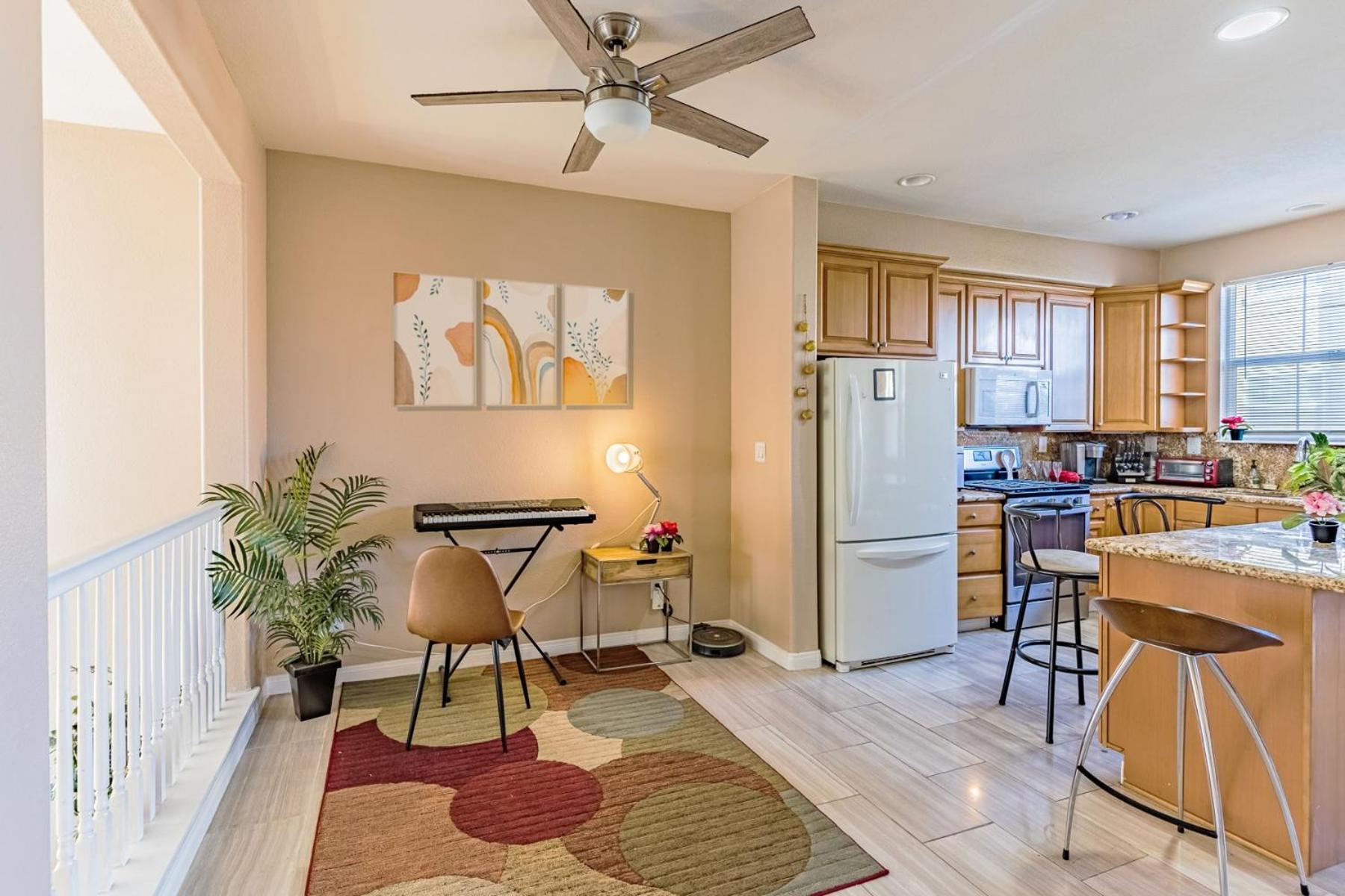 Entire Private 3-Bedroom Townhouse with Garage Parking near San Diego Gaslamp