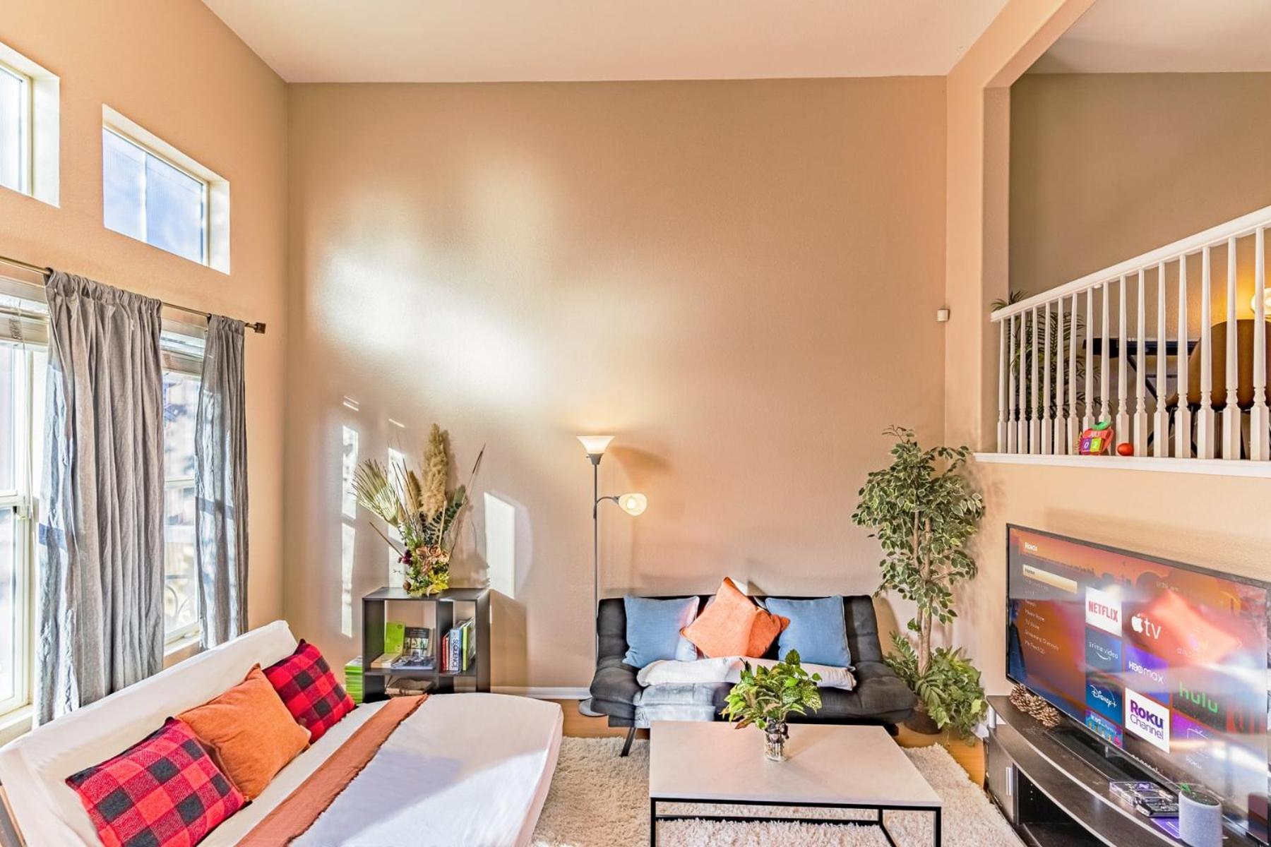 Entire Private 3-Bedroom Townhouse with Garage Parking near San Diego Gaslamp