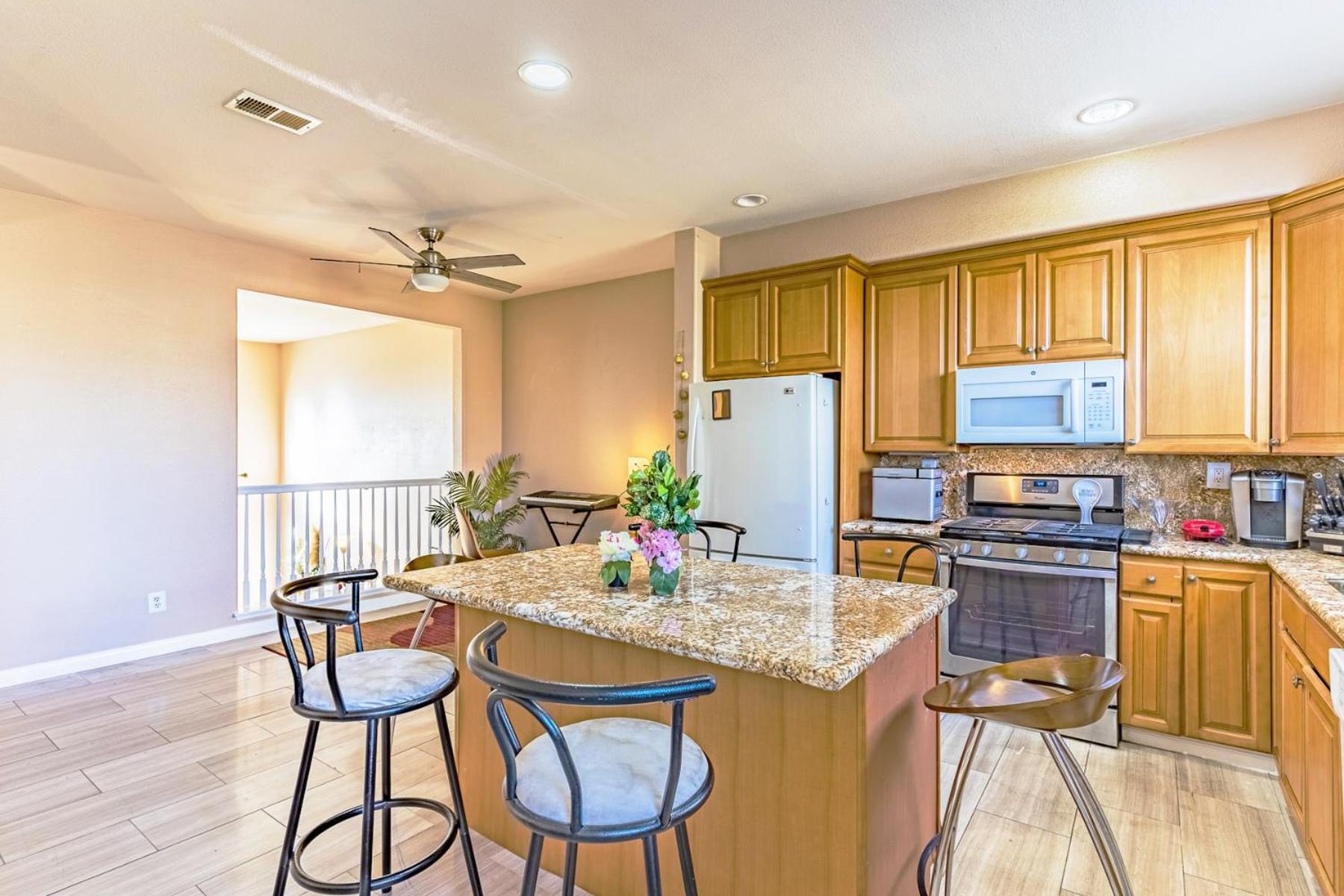 Entire Private 3-Bedroom Townhouse with Garage Parking near San Diego Gaslamp