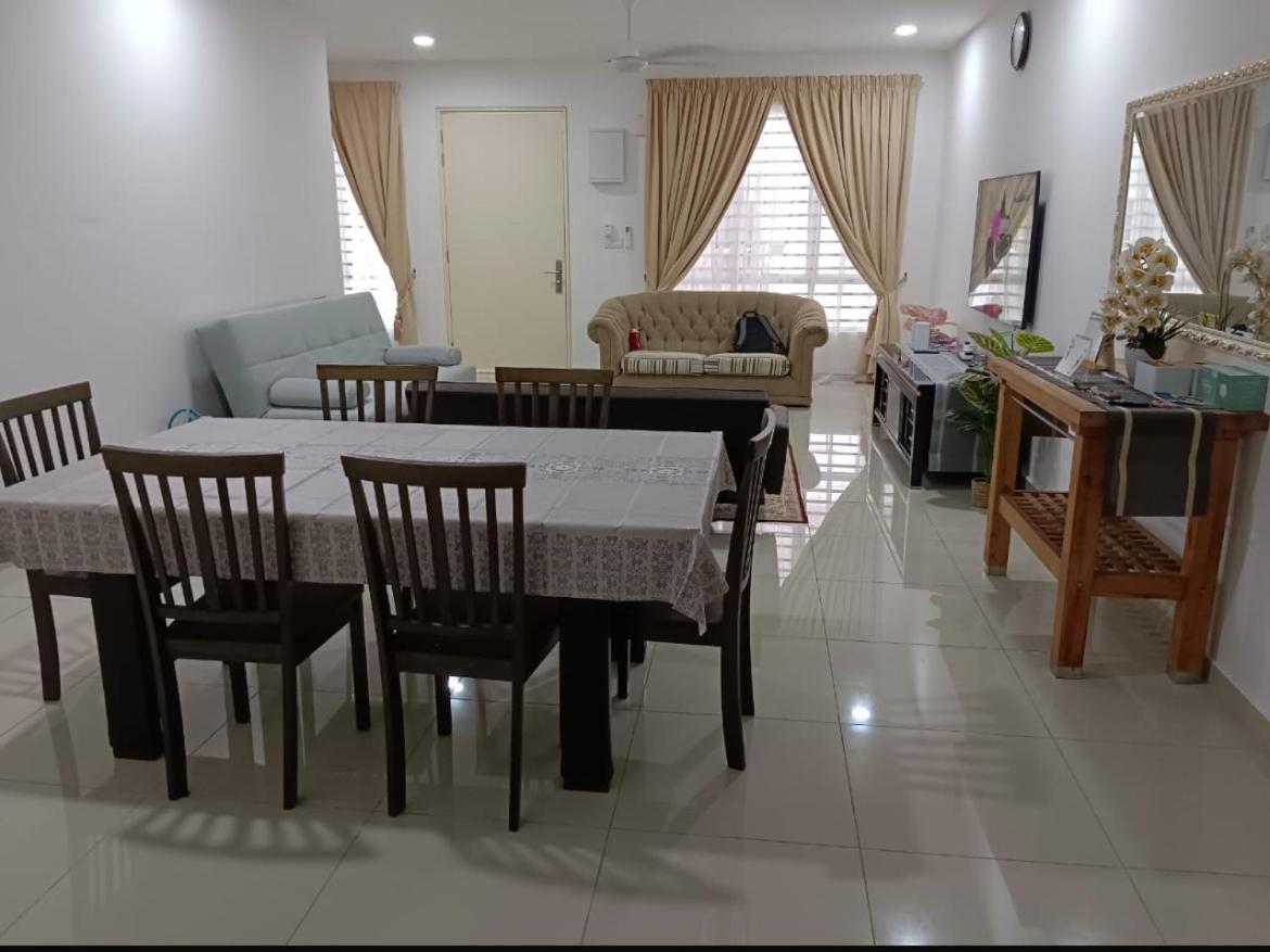 AD Sendayan Homestay