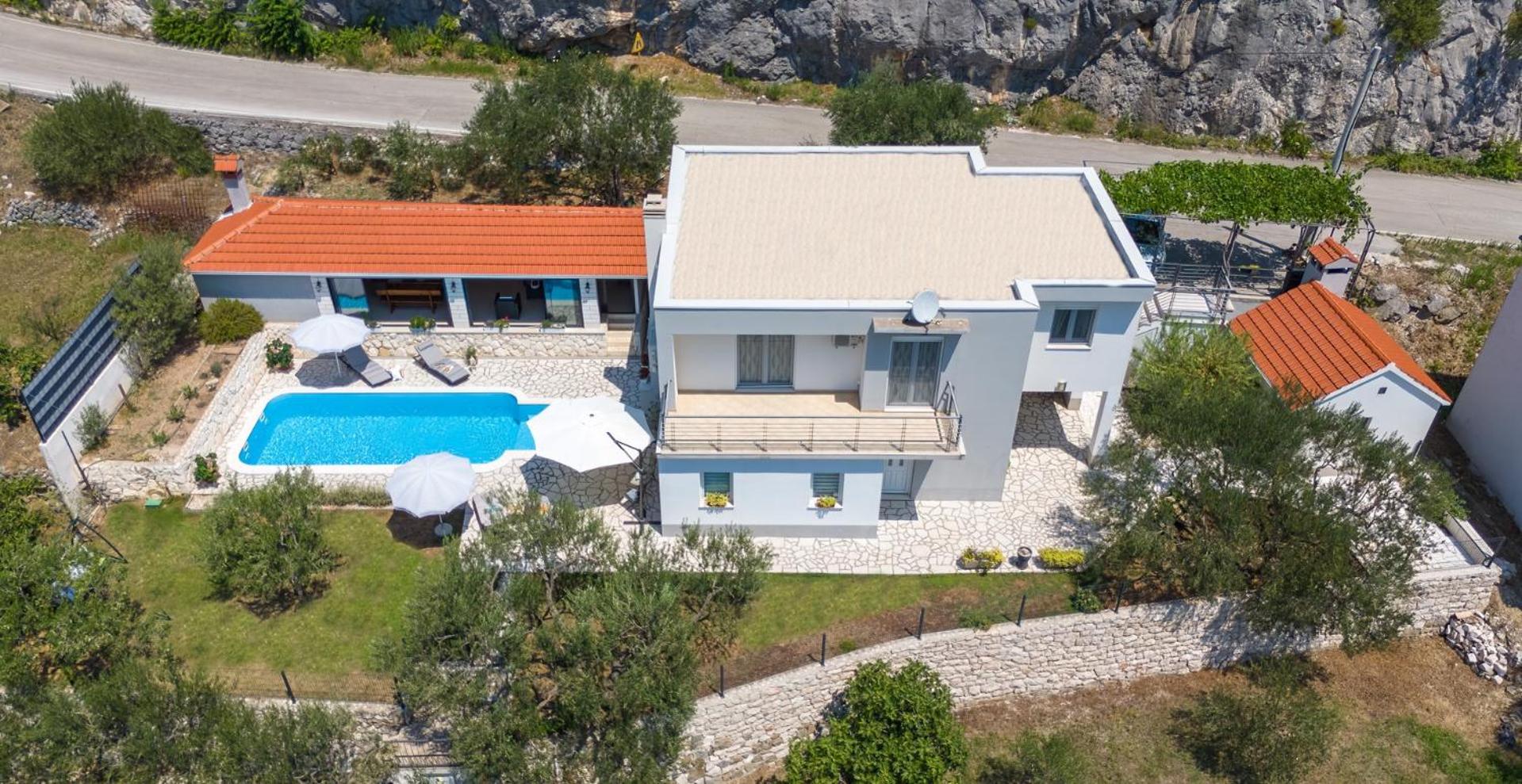 Hotel Villa Pasika with private 31m2 pool, summer kitchen with BBQ, 4 bedrooms - Image 1