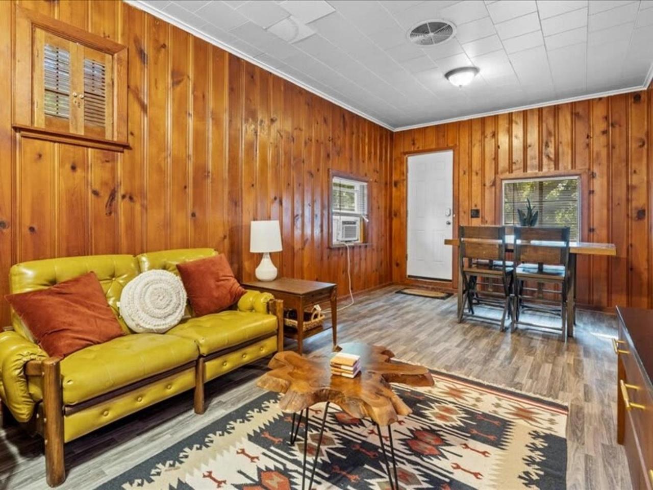 1br Residence With Vast Backyard