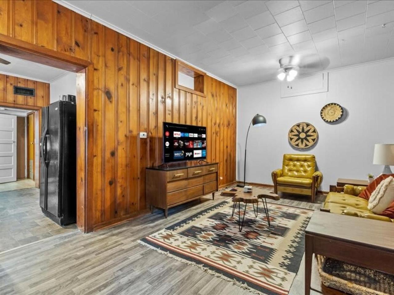 1br Residence With Vast Backyard