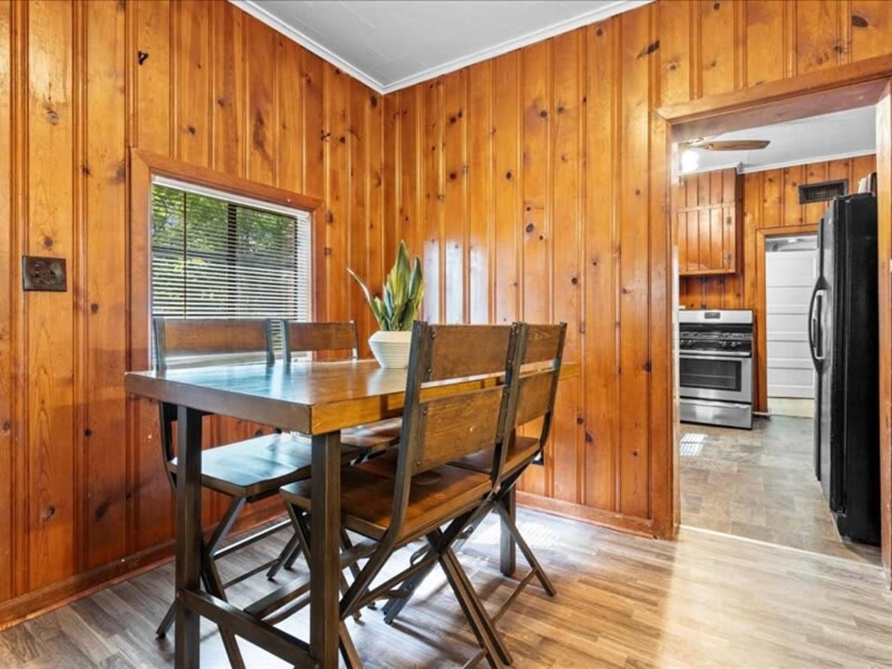 1br Residence With Vast Backyard