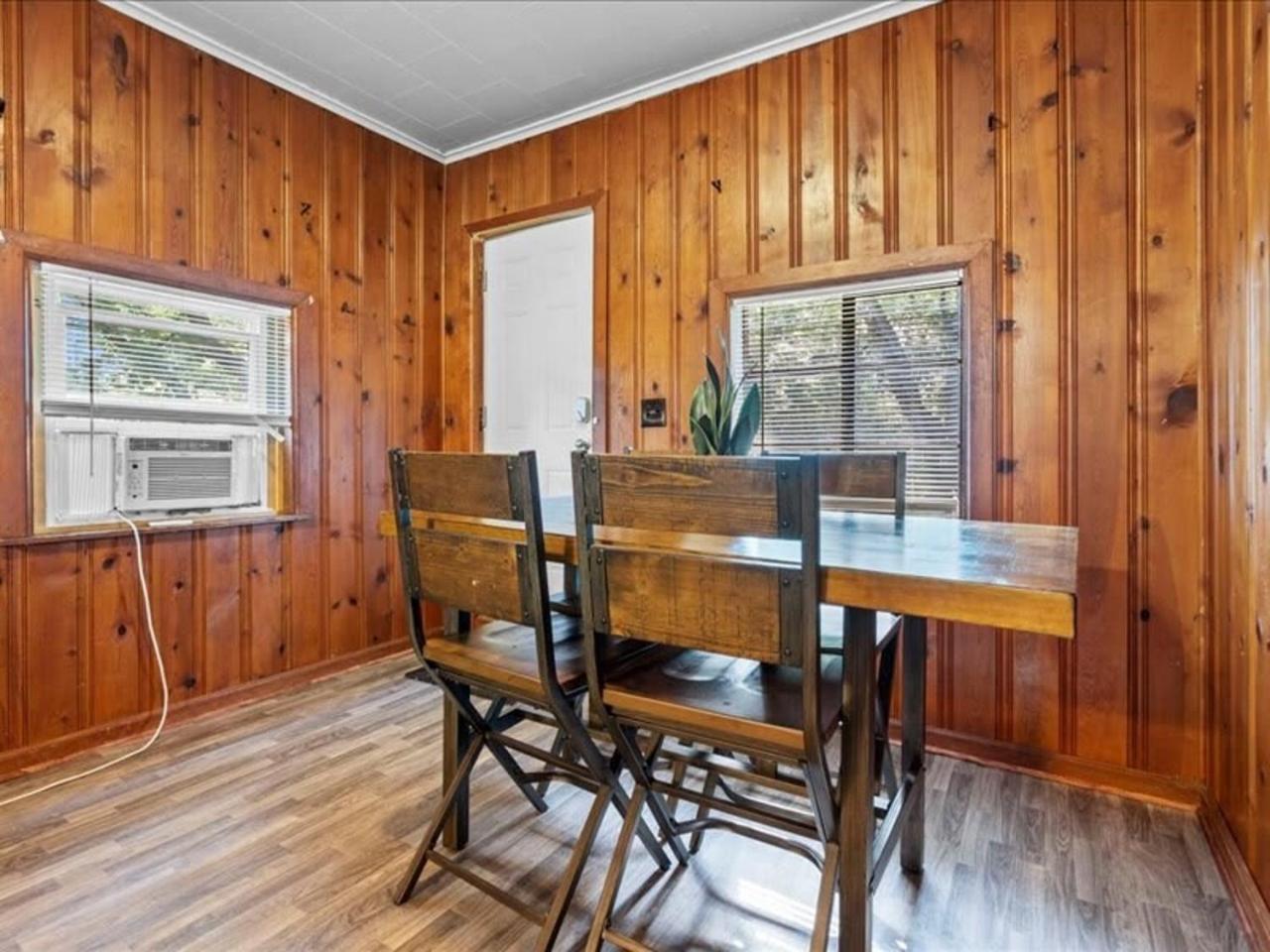 1br Residence With Vast Backyard