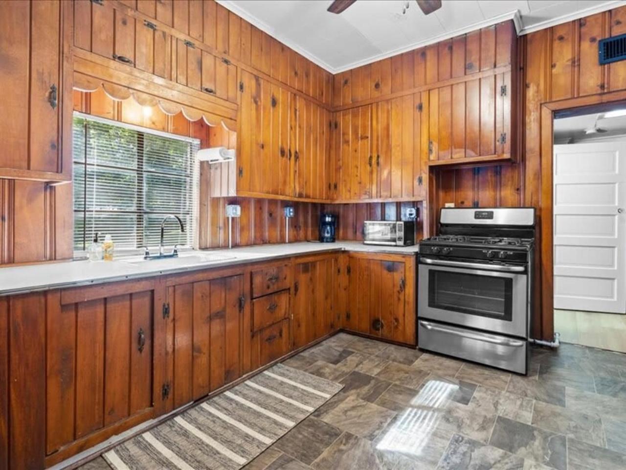 1br Residence With Vast Backyard
