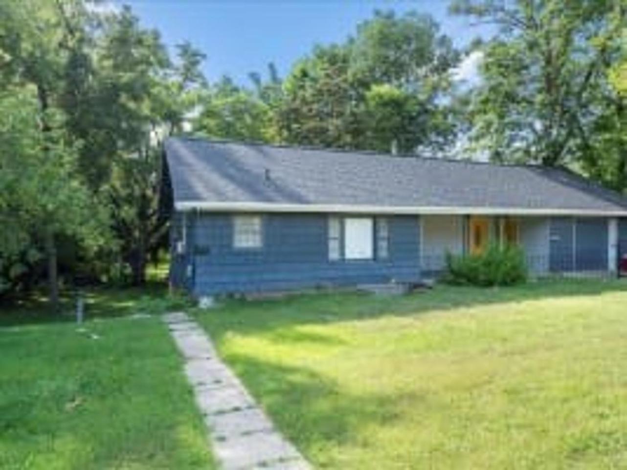 1br Residence With Vast Backyard