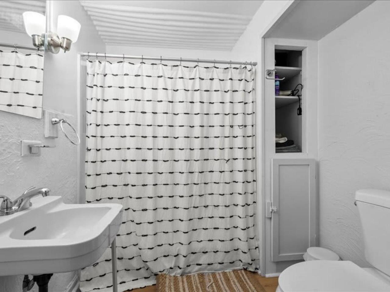 1br Residence With Vast Backyard