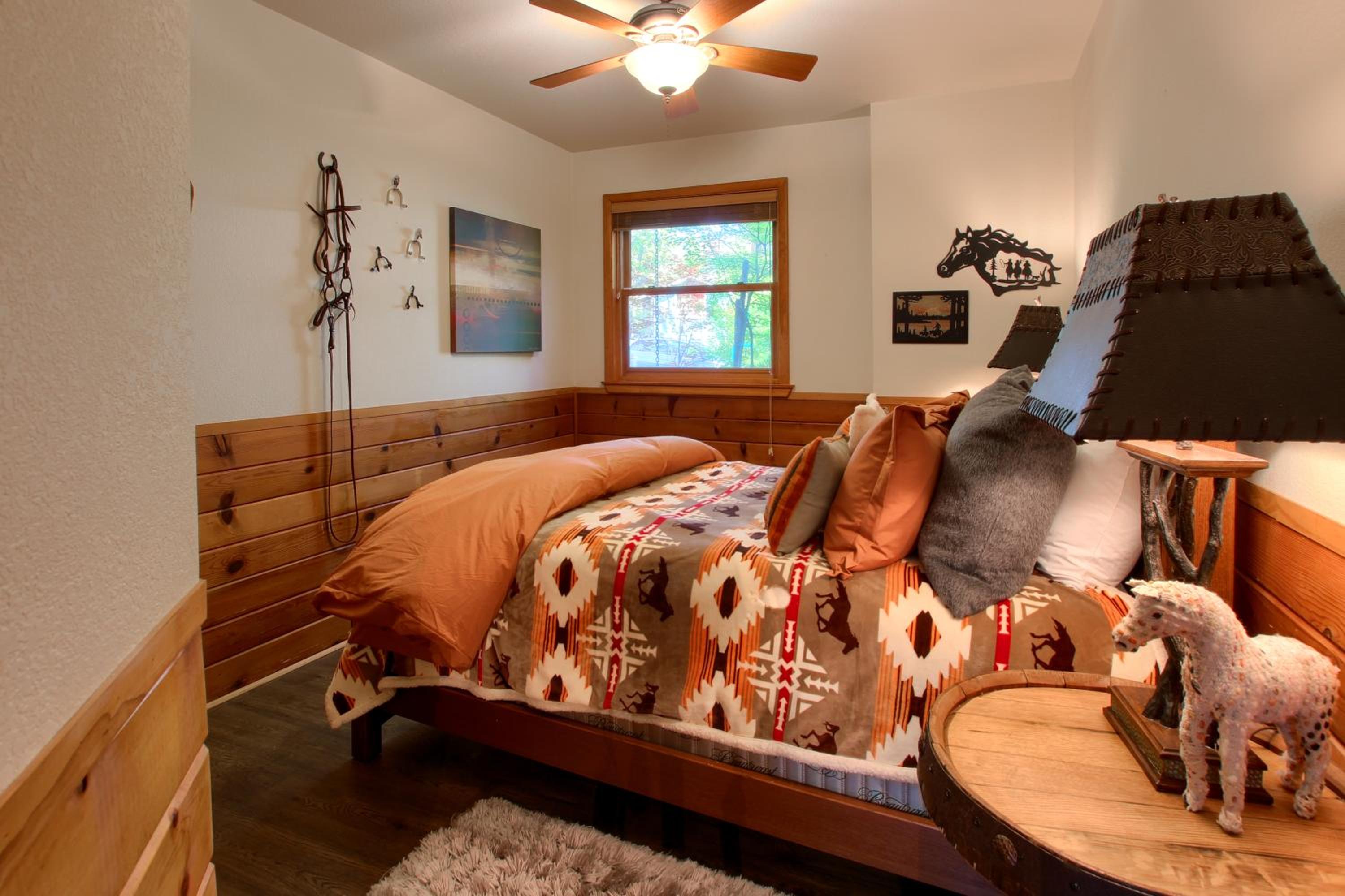Willow Cove Lodge- 5 bedrooms with a hot tub view 2