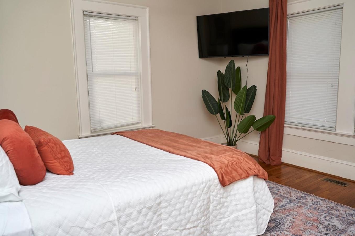 Downtown Gem 5 Min To City, Near Marta & Pullman view 5