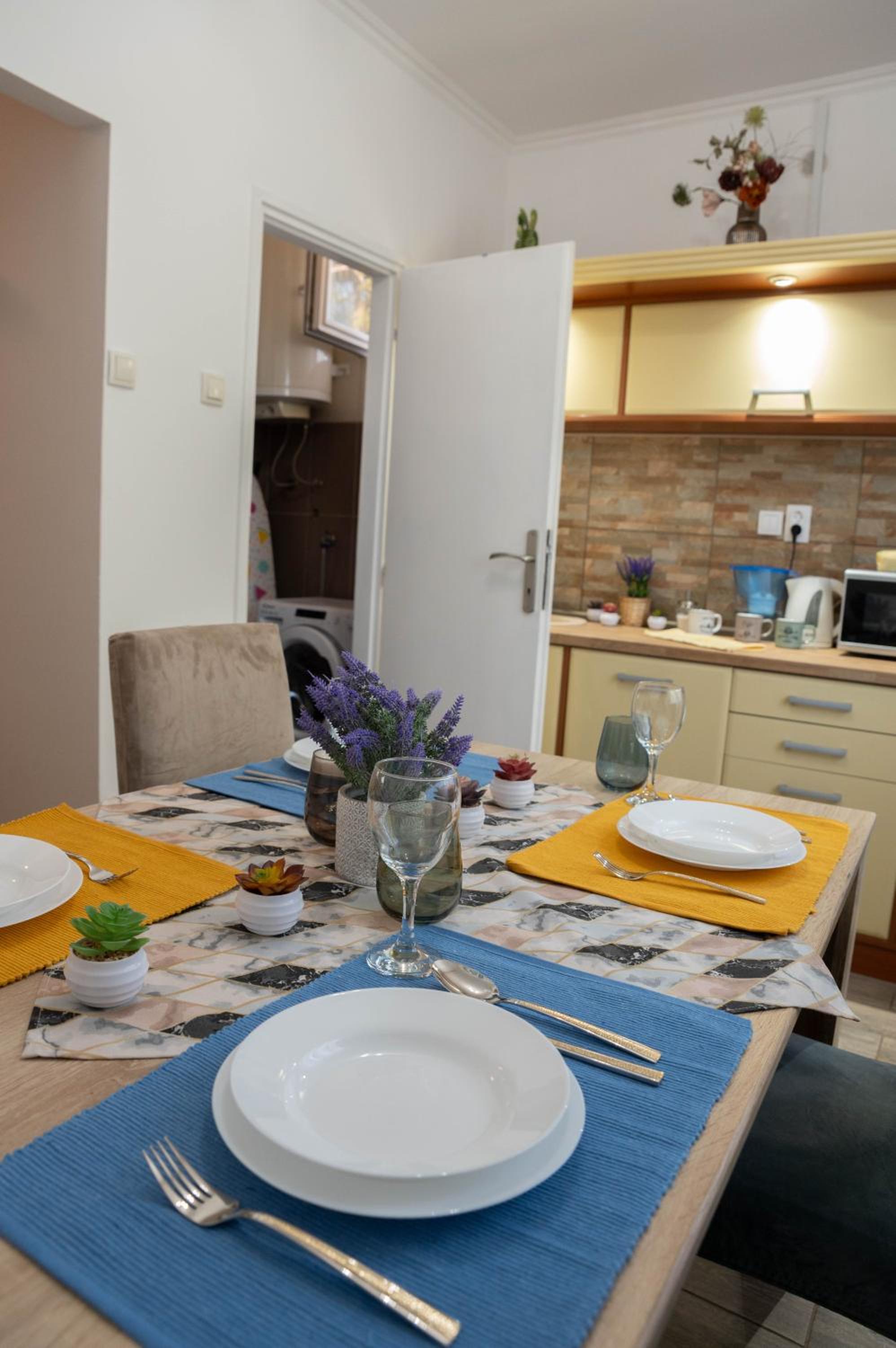 NadaHome - with fast WiFi and free parking view 4
