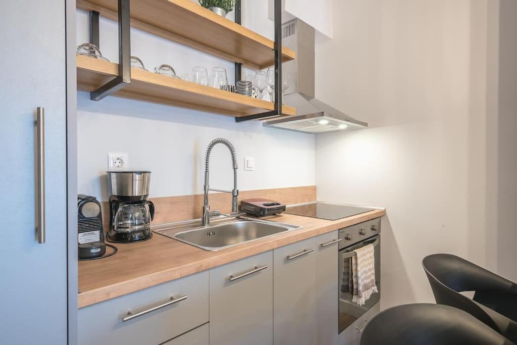 Modern Family Apartment with Rooftop Acropolis View Access