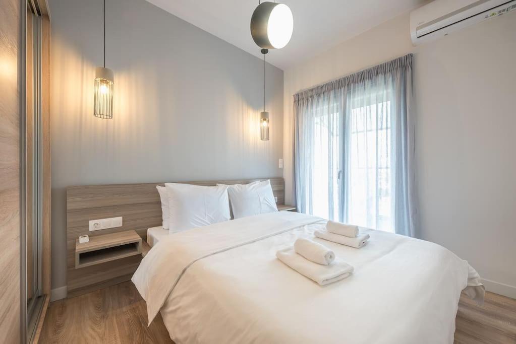 Modern Family Apartment with Rooftop Acropolis View Access