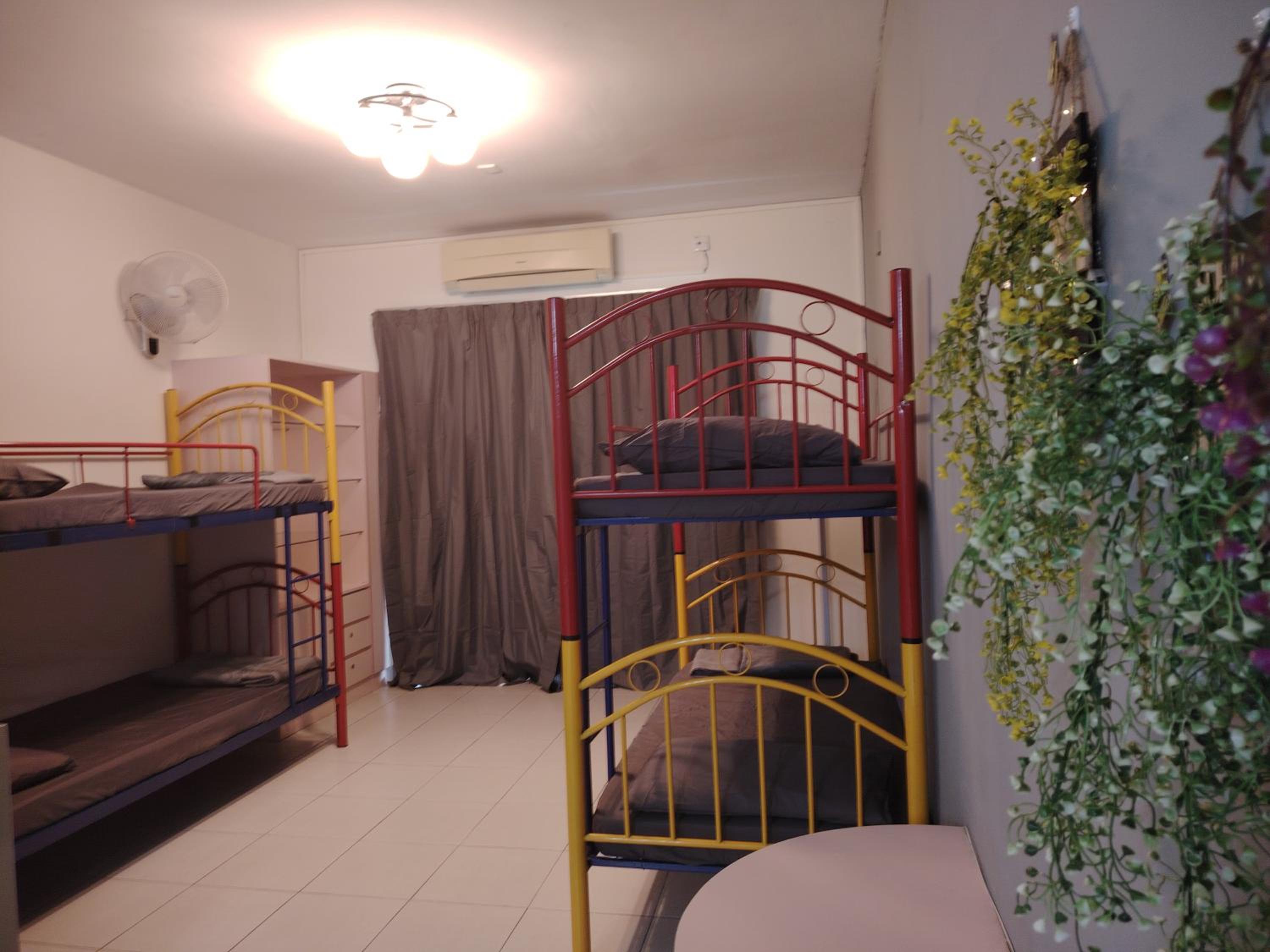 Maison Inn - Affordable Sleeps 6 to 13 near Tebrau AEON & Toppen