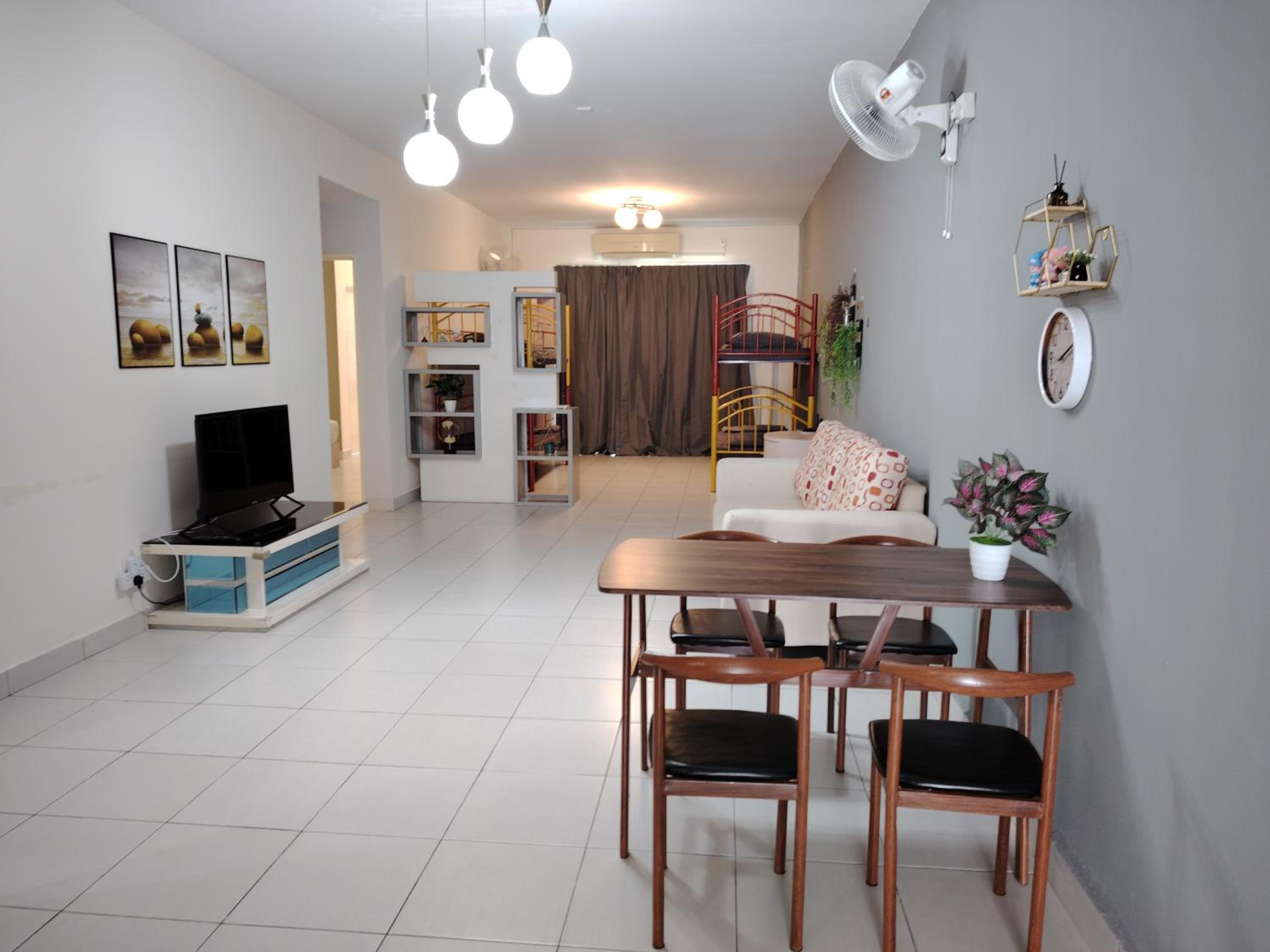 Maison Inn - Affordable Sleeps 6 to 13 near Tebrau AEON & Toppen