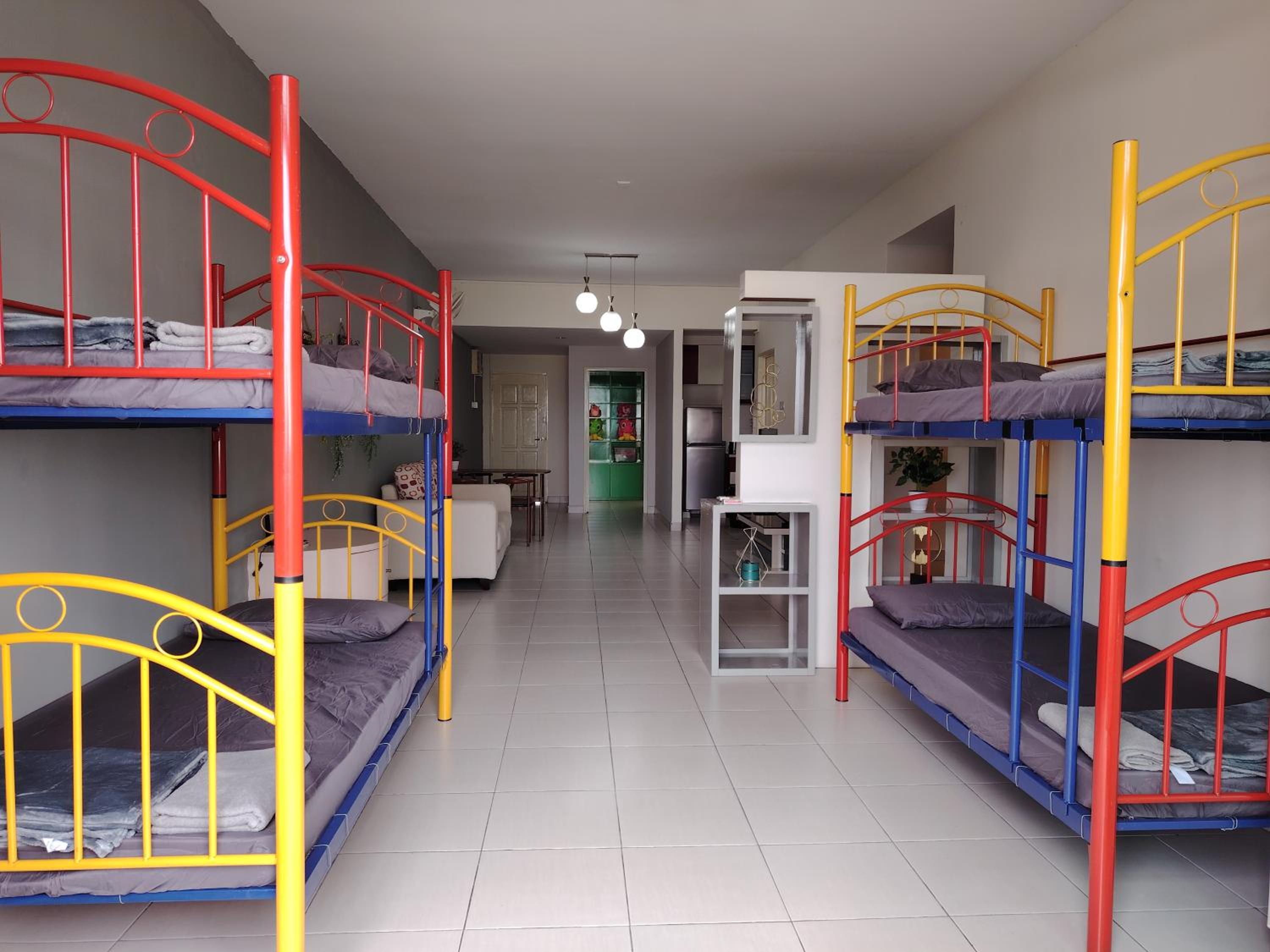 Maison Inn - Affordable Sleeps 6 to 13 near Tebrau AEON & Toppen