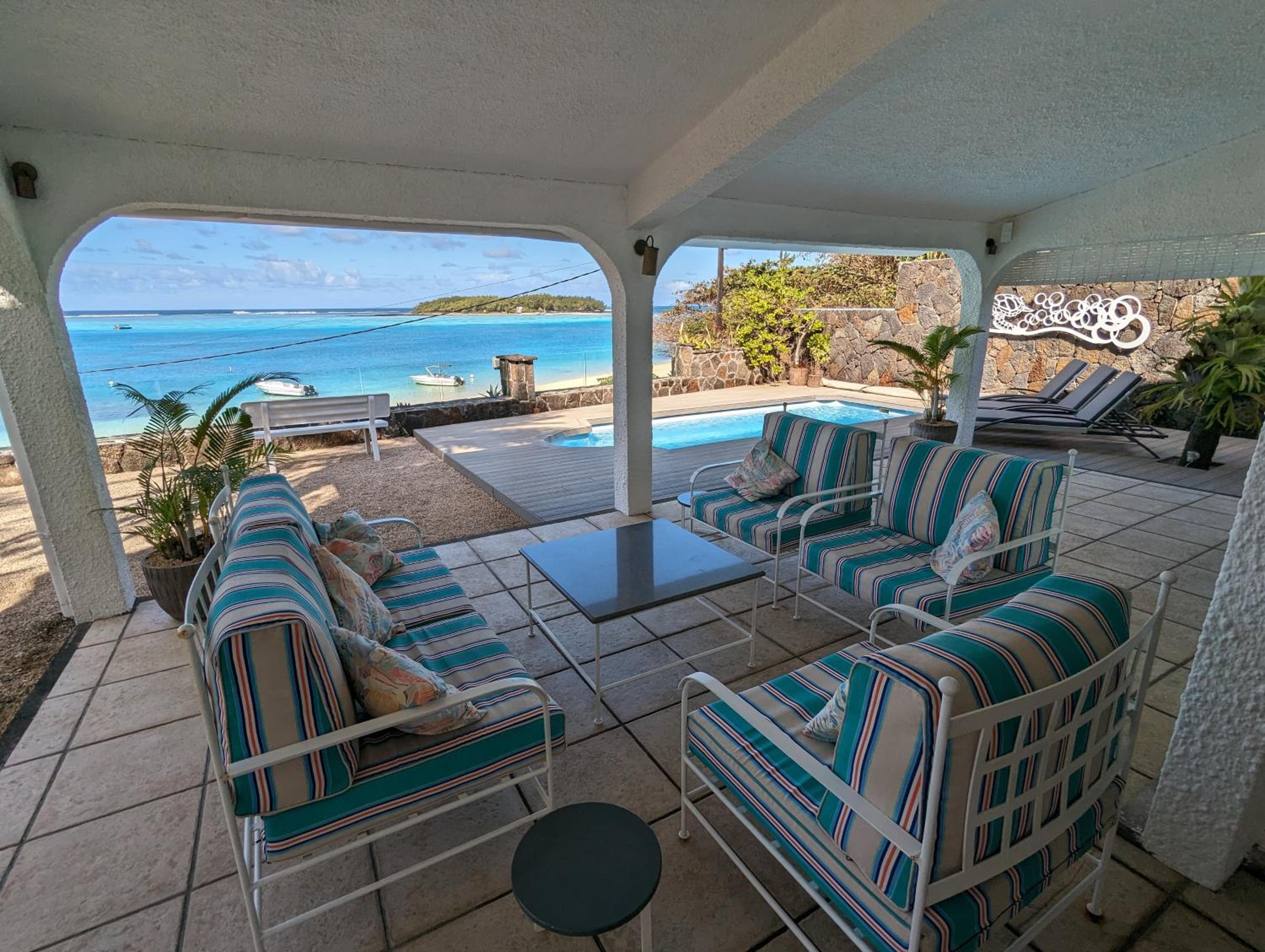 Blue Bay Horizon - Beachfront Holiday Homes view 4