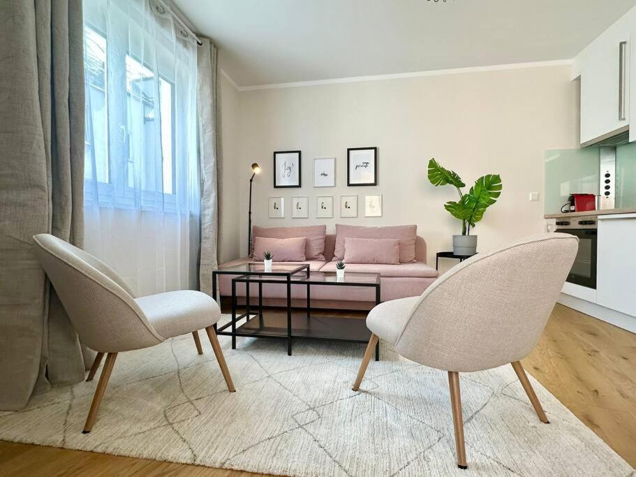 Free Parking I Balcony I 5 min to Train Station