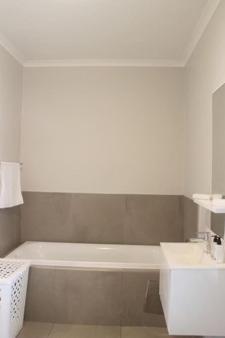 Elegant 1 Bed Apartment 5G Wi-fi Netflix Inverter