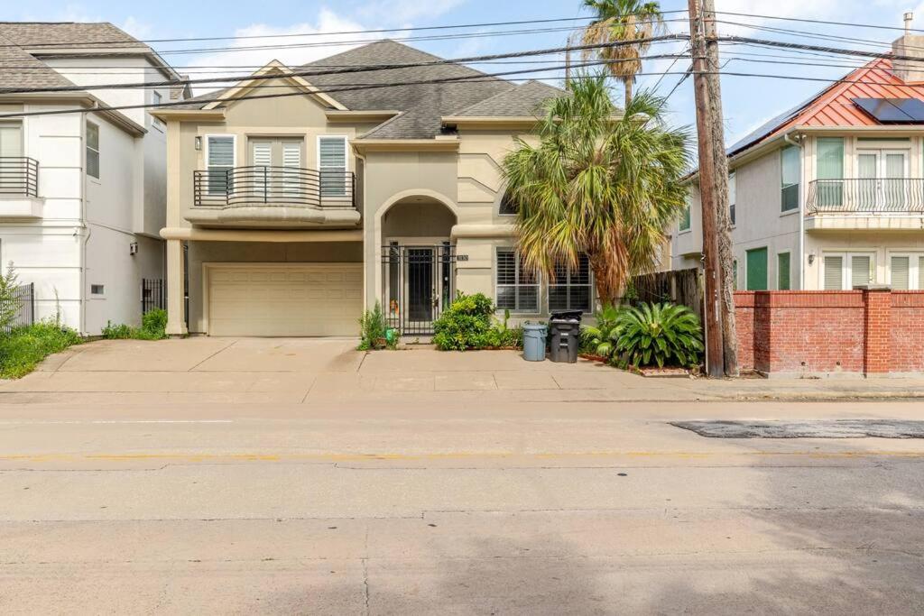 WANDERLUST villa near GALLERIA MALL