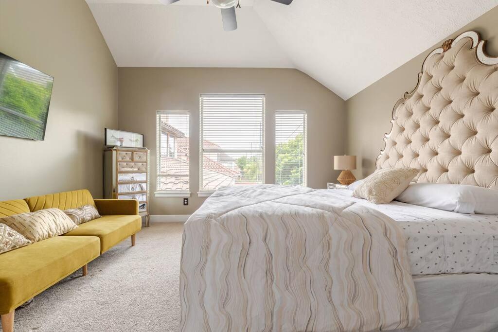 WANDERLUST villa near GALLERIA MALL