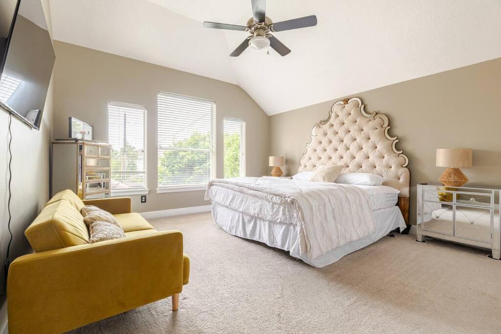 WANDERLUST villa near GALLERIA MALL