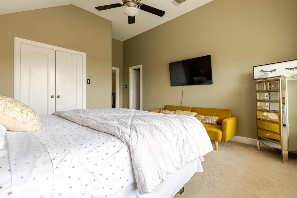 WANDERLUST villa near GALLERIA MALL