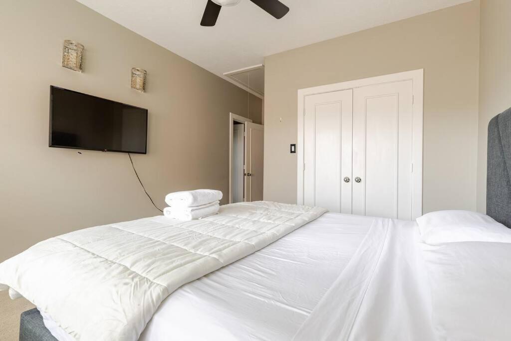WANDERLUST villa near GALLERIA MALL