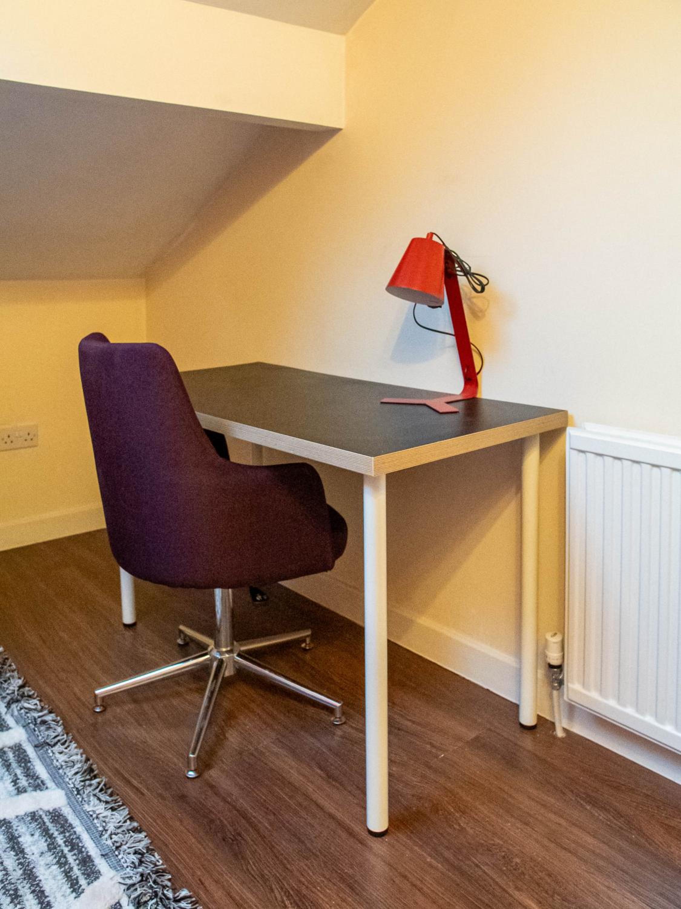 Hallam Sleek Central Apartment