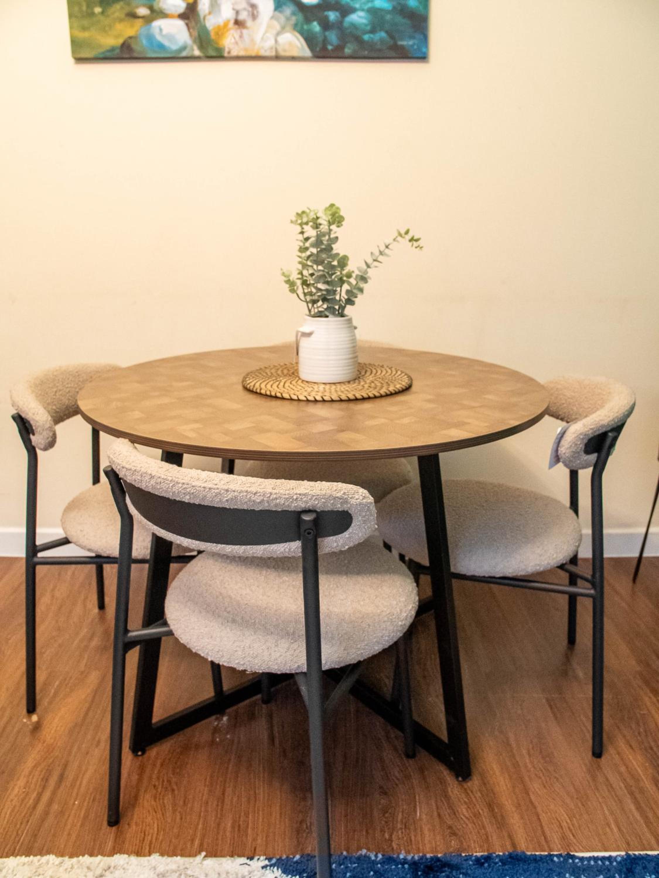 Hallam Sleek Central Apartment