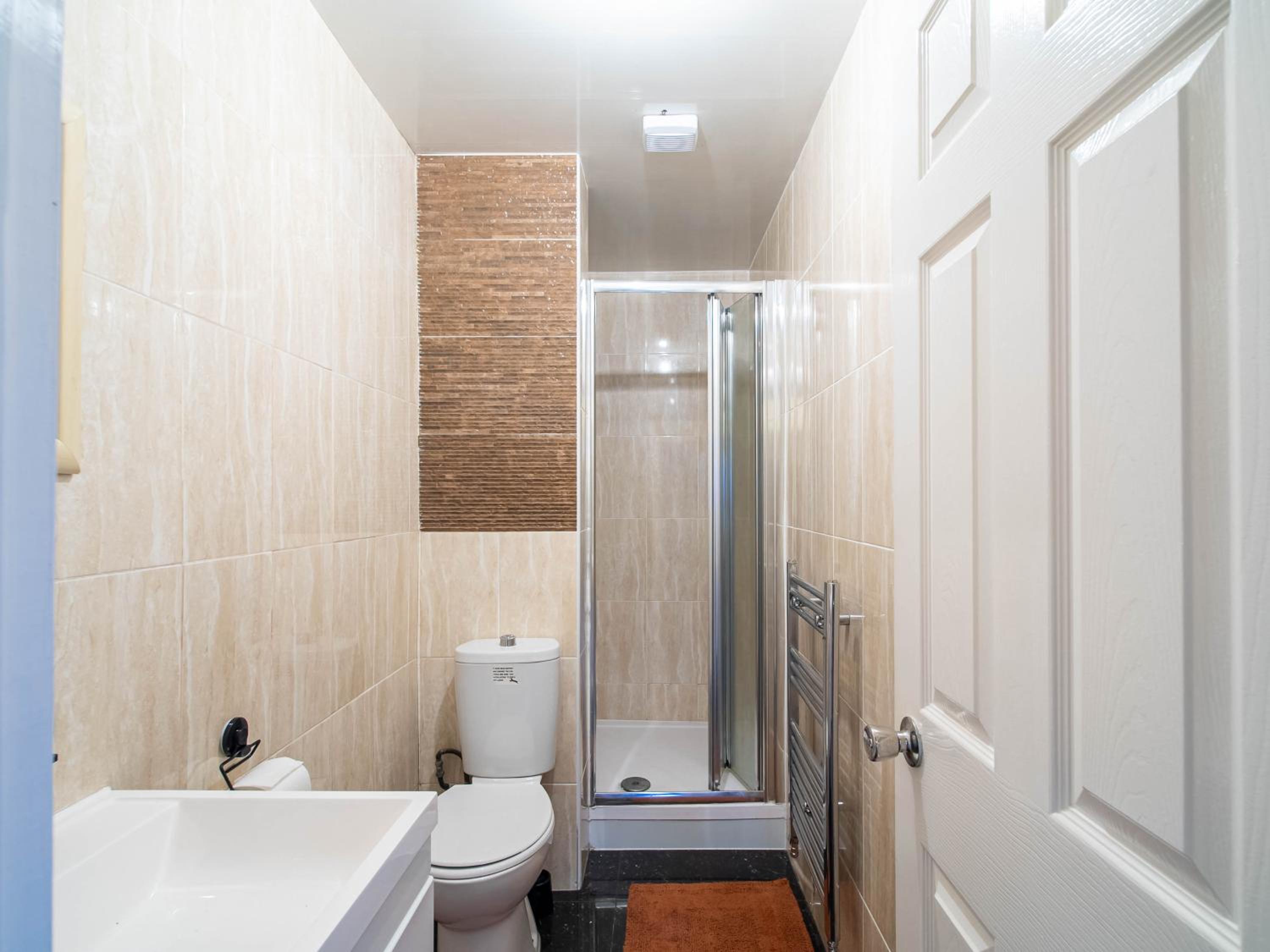 Hallam Sleek Central Apartment