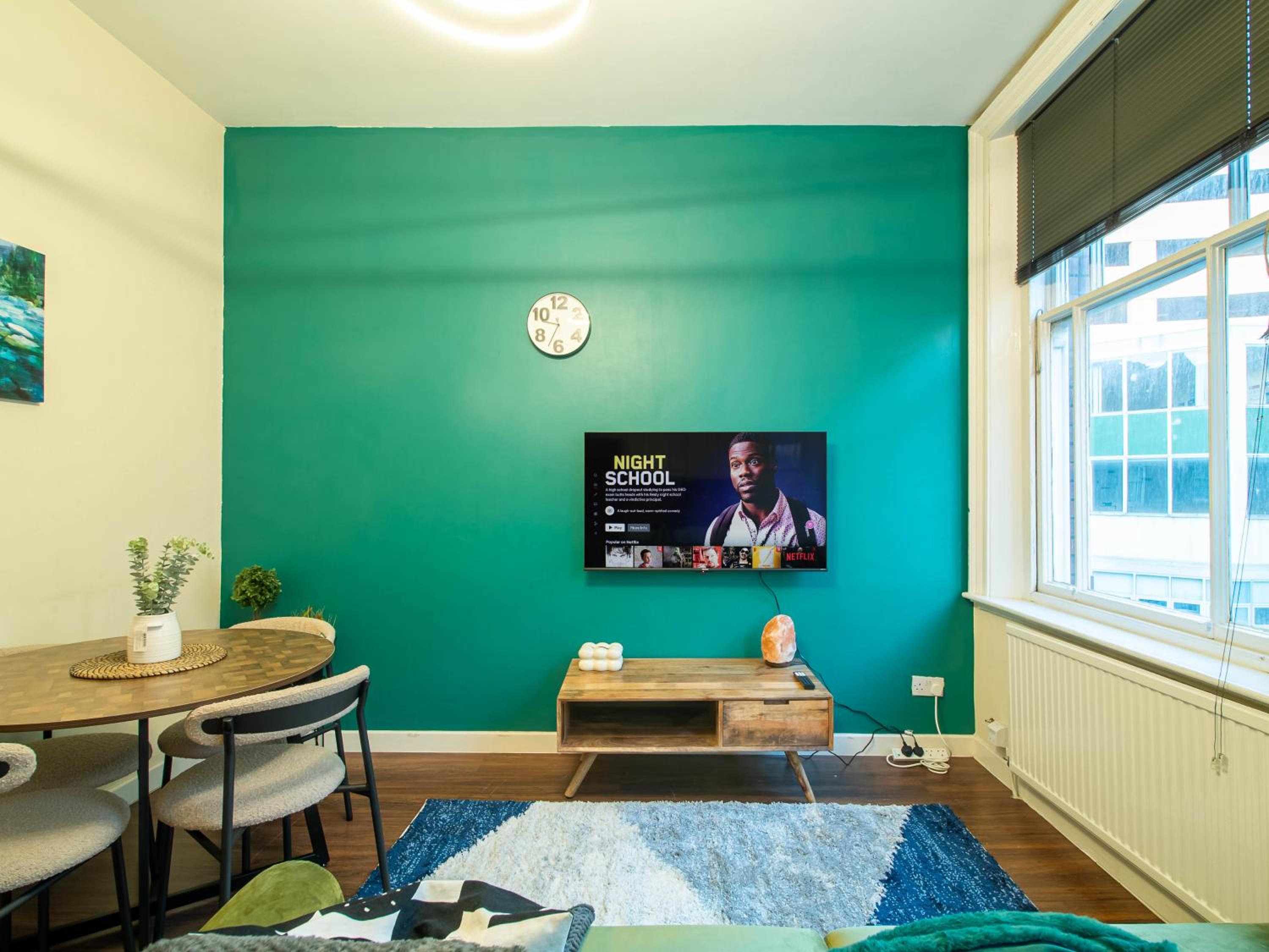 Hallam Sleek Central Apartment