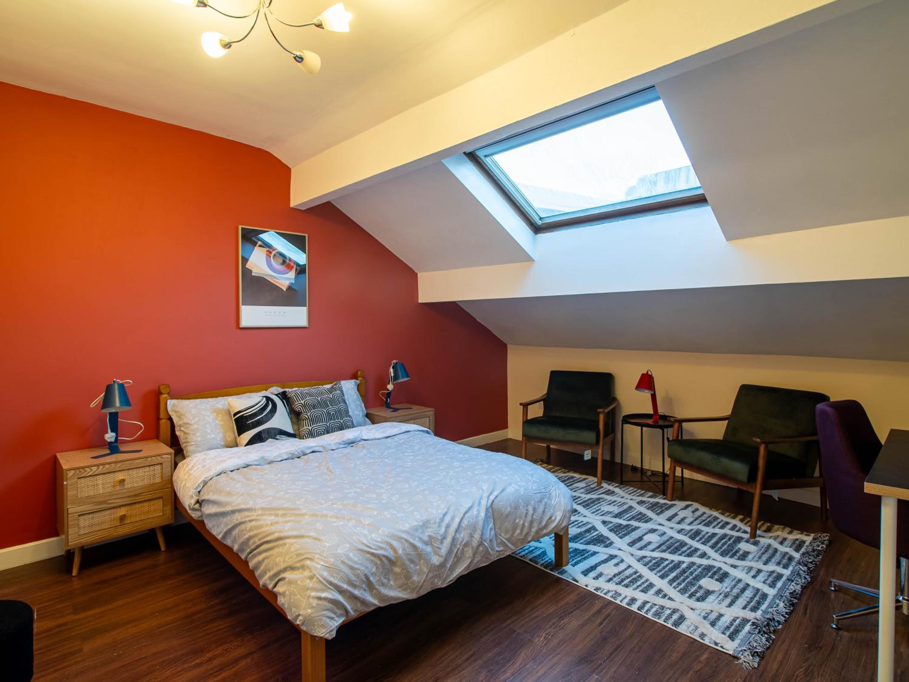 Hallam Sleek Central Apartment