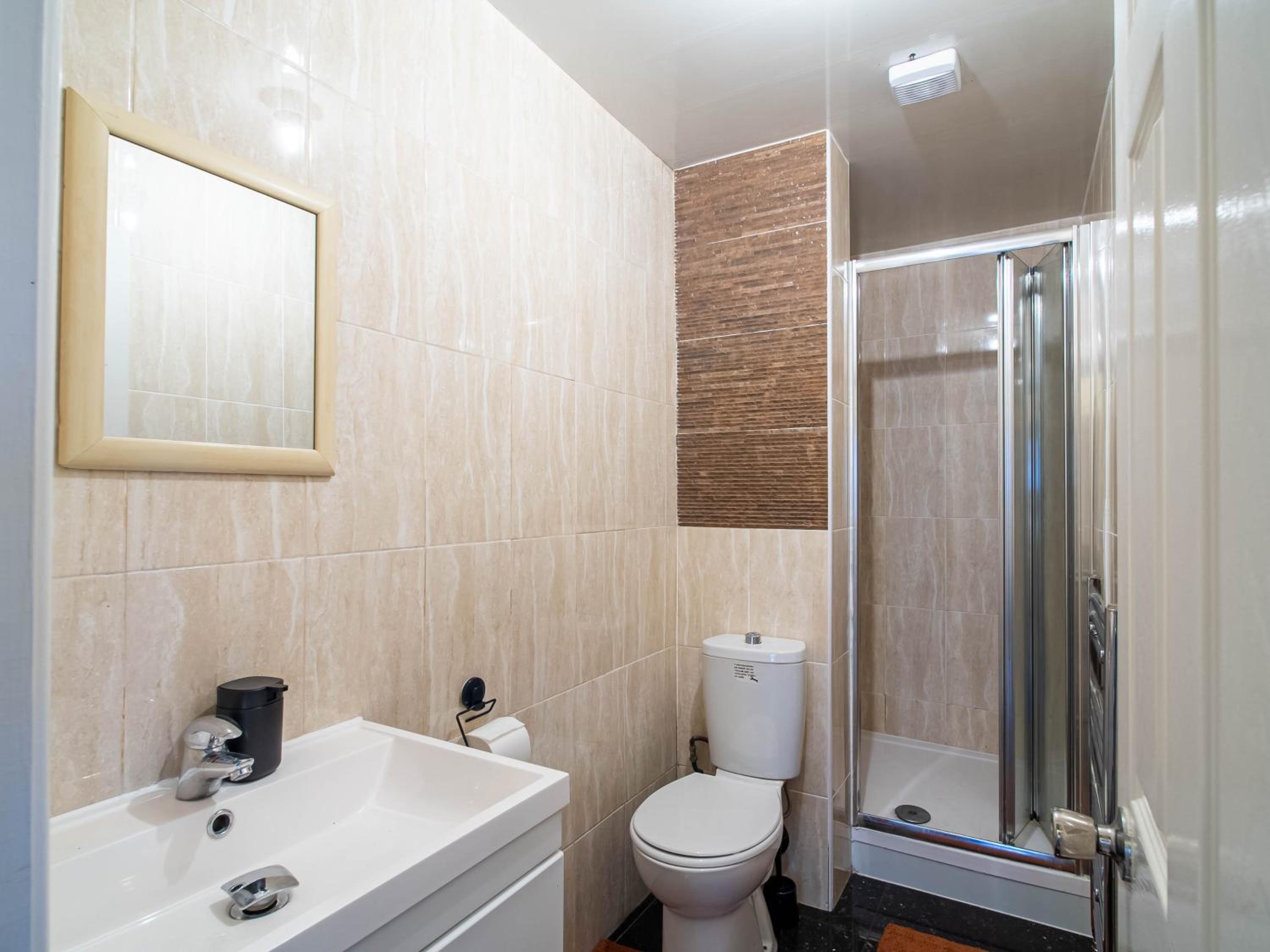 Hallam Sleek Central Apartment