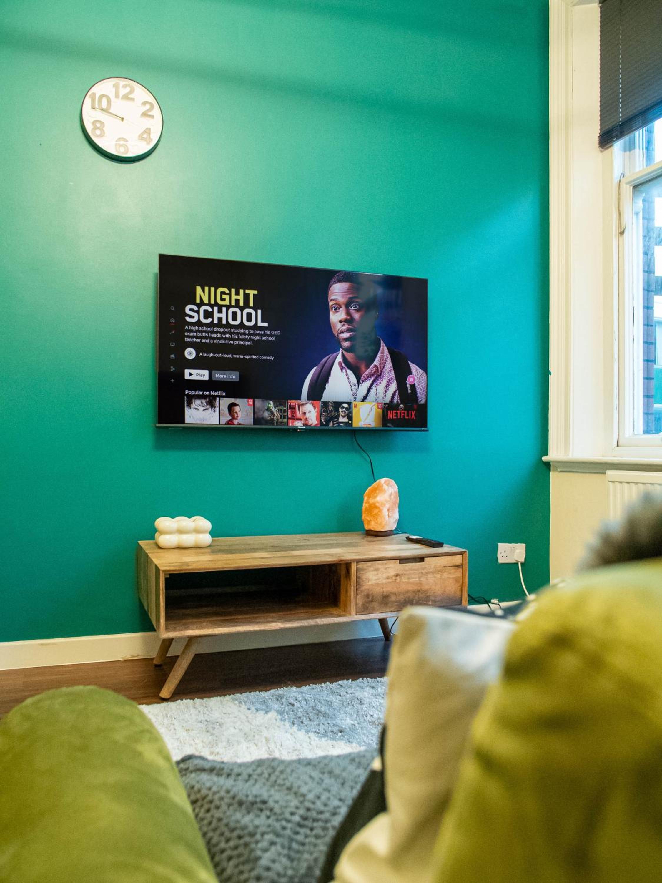 Hallam Sleek Central Apartment