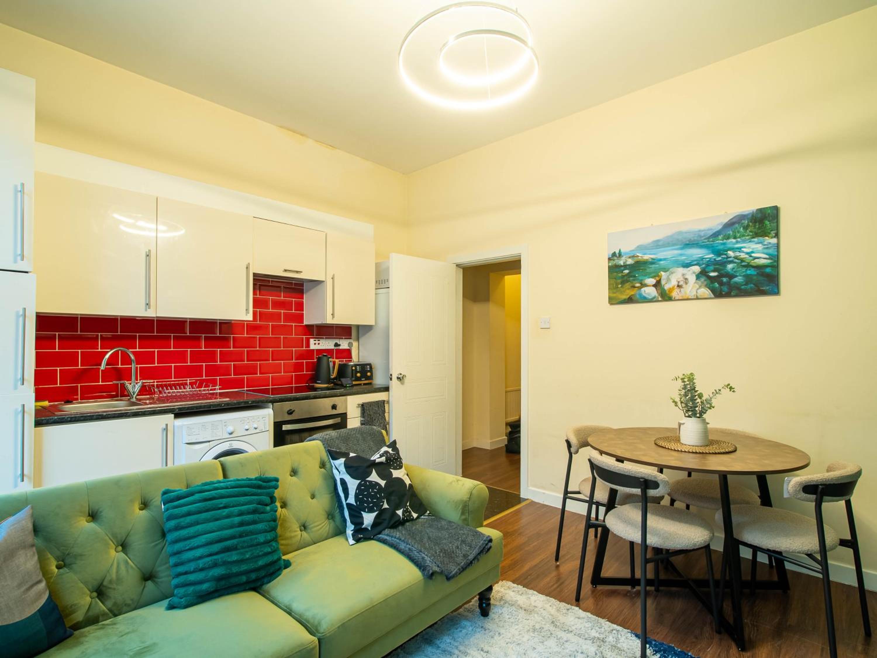 Hallam Sleek Central Apartment