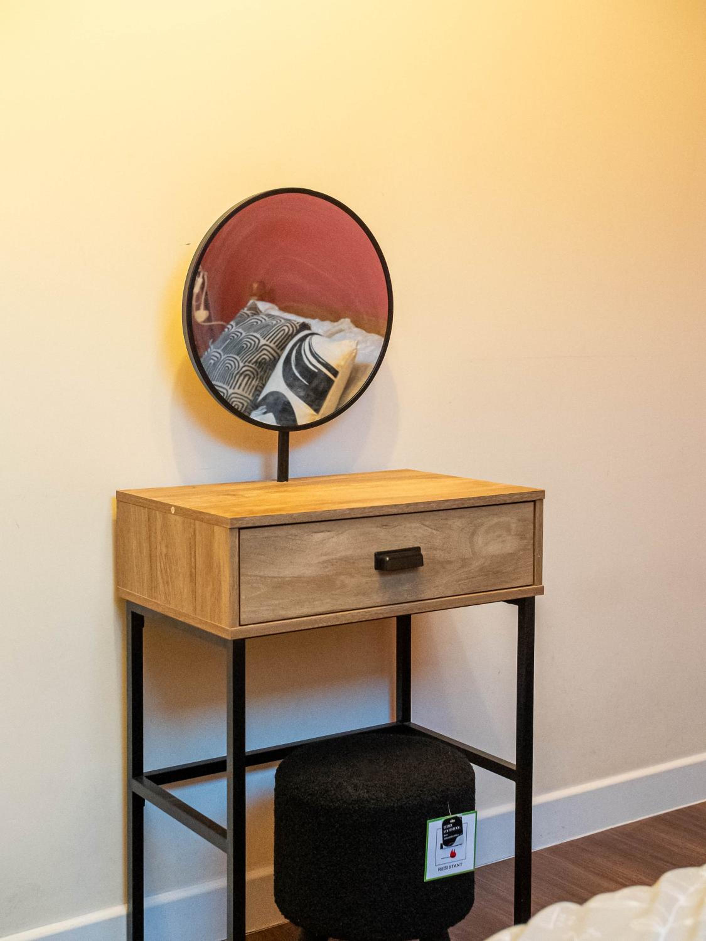 Hallam Sleek Central Apartment