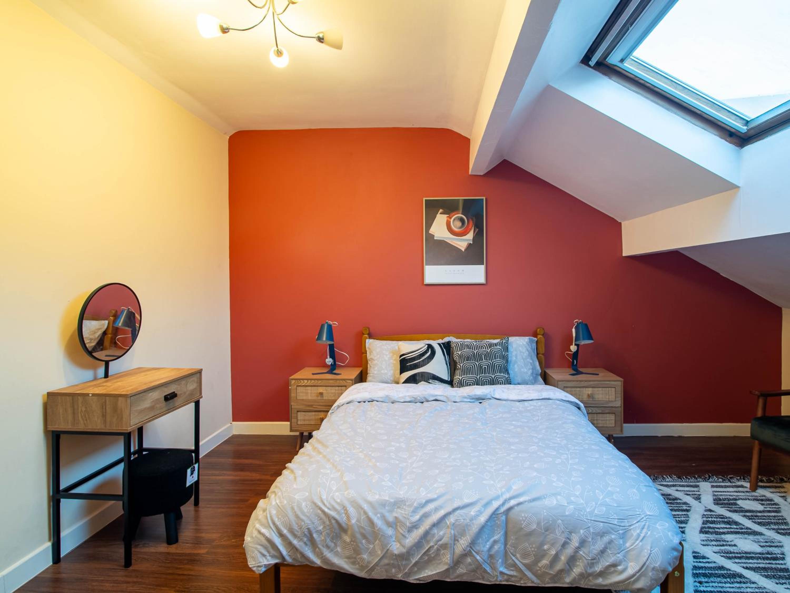 Hallam Sleek Central Apartment